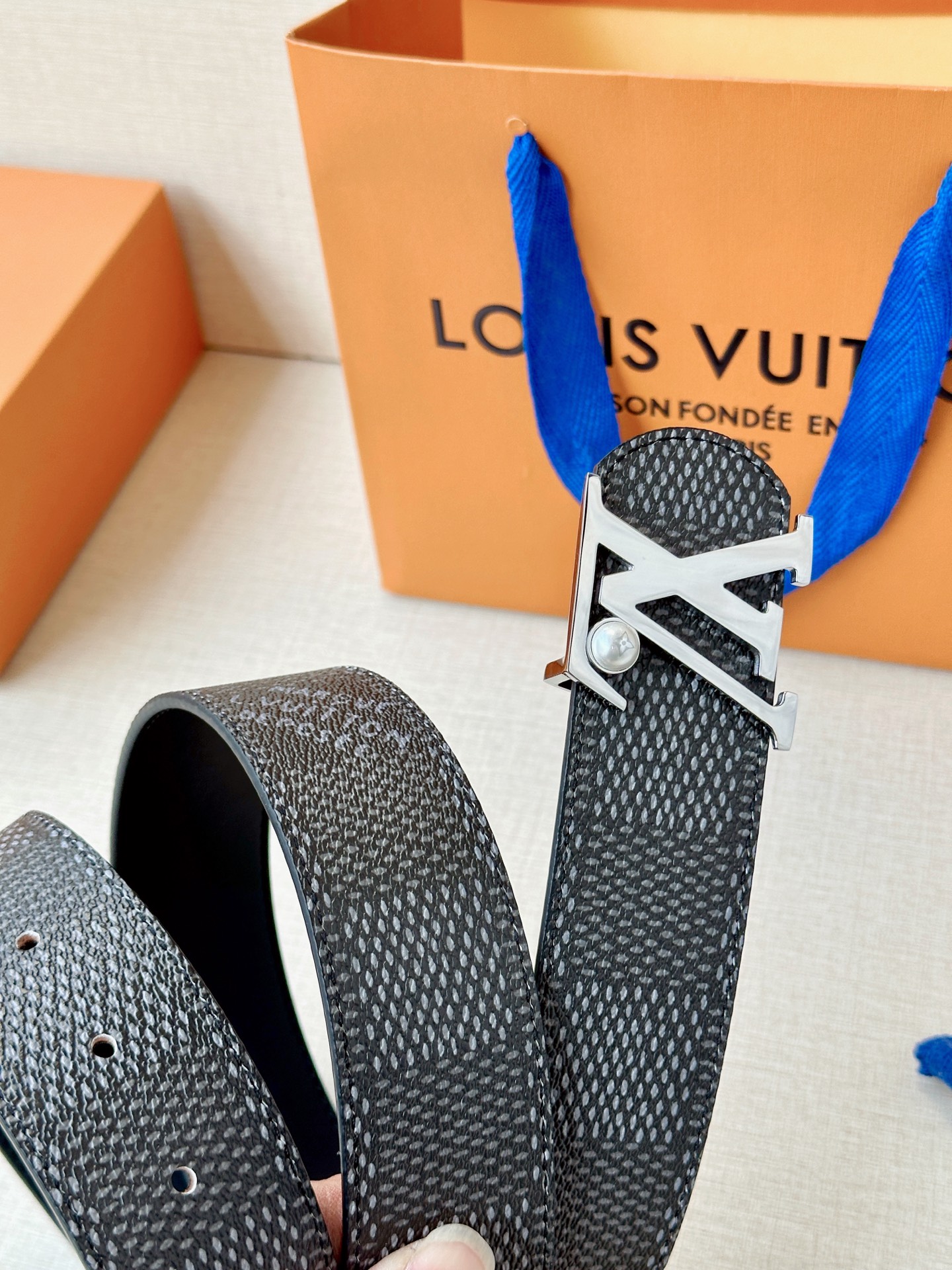 4.0宽钢扣腰带，双面质感切换，格纹自带复古腔调，皮革尽显沉稳气场，利落版型适配全场景穿搭，轻松塑造精致