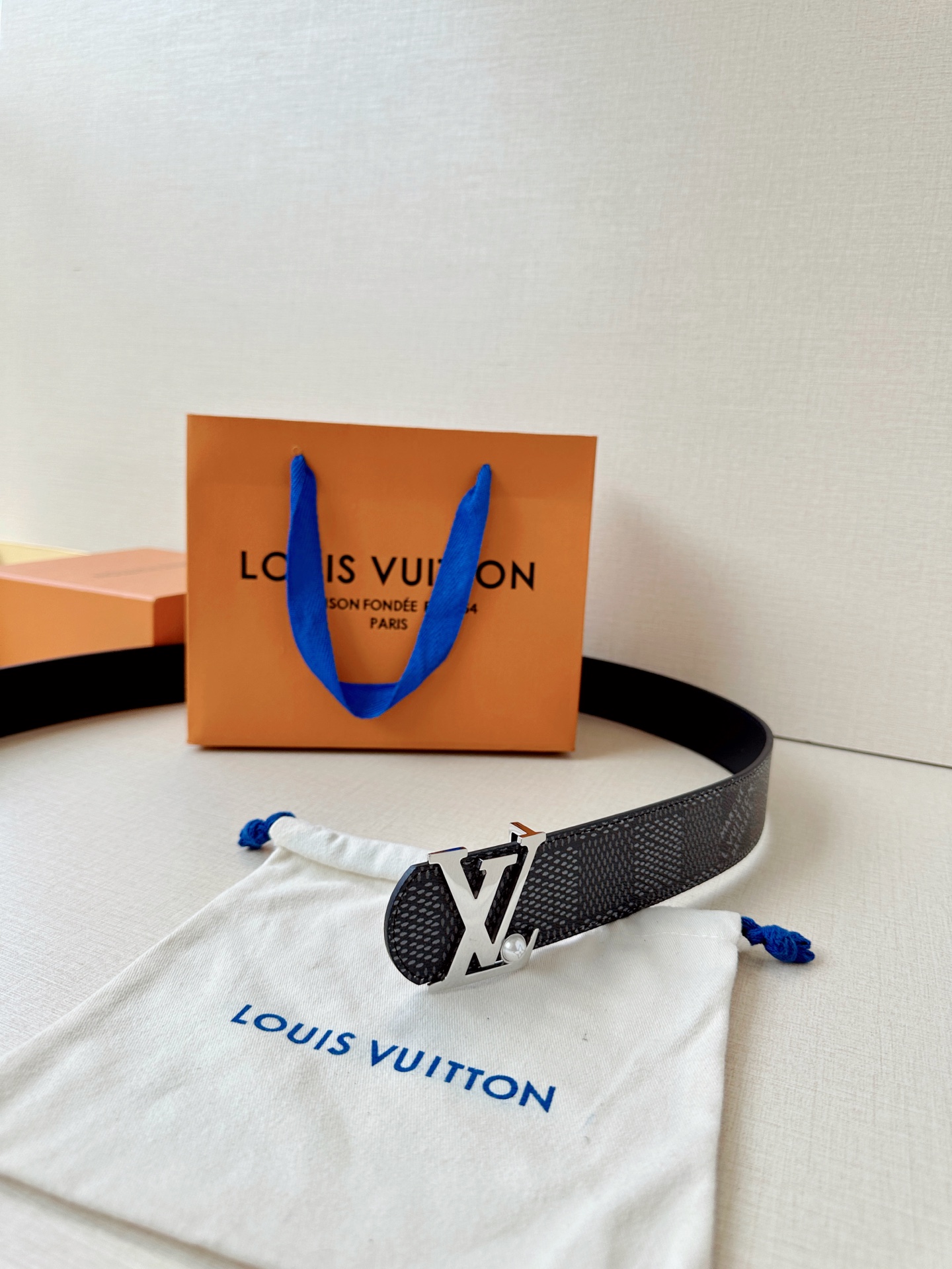 4.0宽钢扣腰带，双面质感切换，格纹自带复古腔调，皮革尽显沉稳气场，利落版型适配全场景穿搭，轻松塑造精致