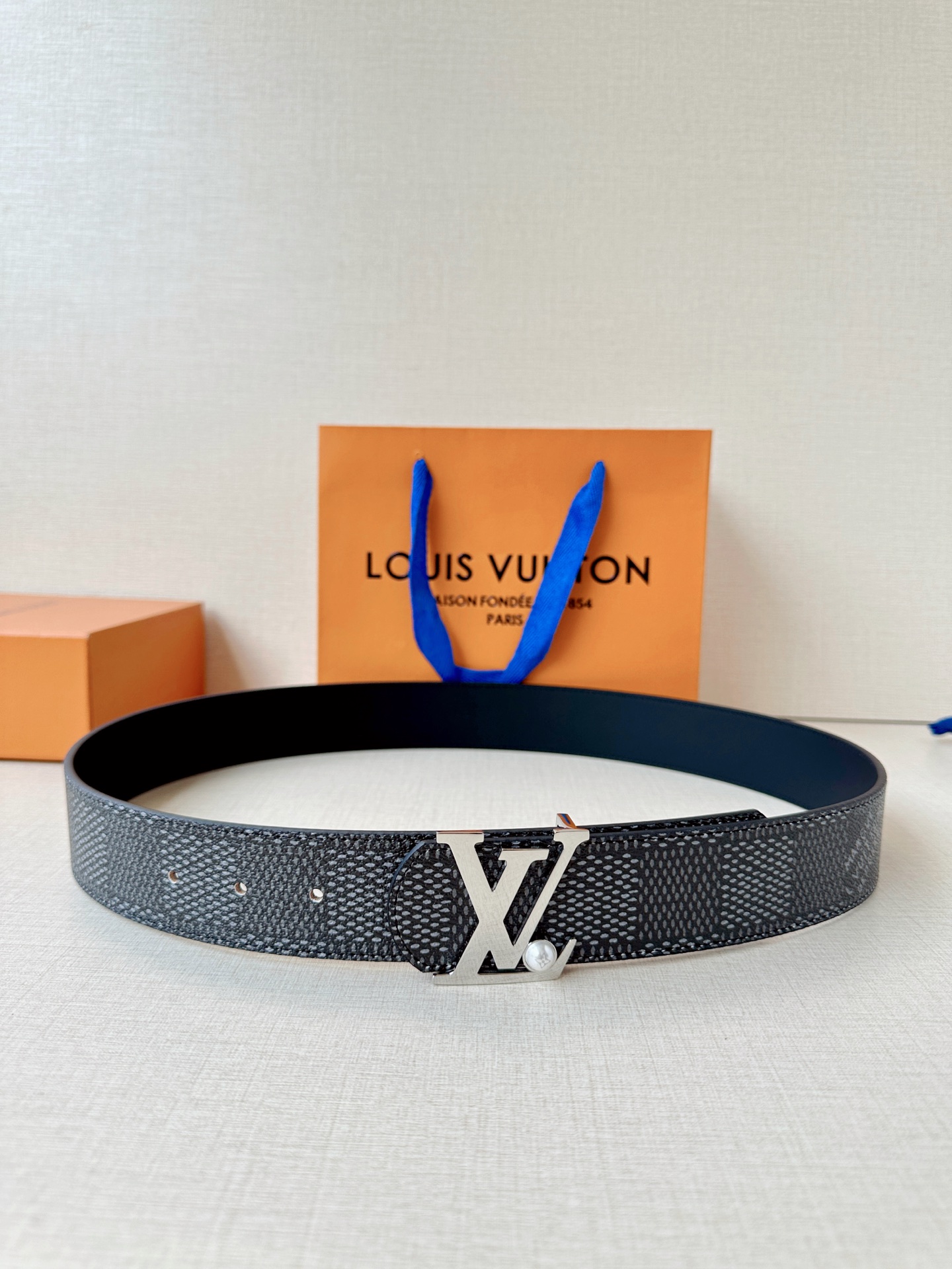 4.0宽钢扣腰带，双面质感切换，格纹自带复古腔调，皮革尽显沉稳气场，利落版型适配全场景穿搭，轻松塑造精致