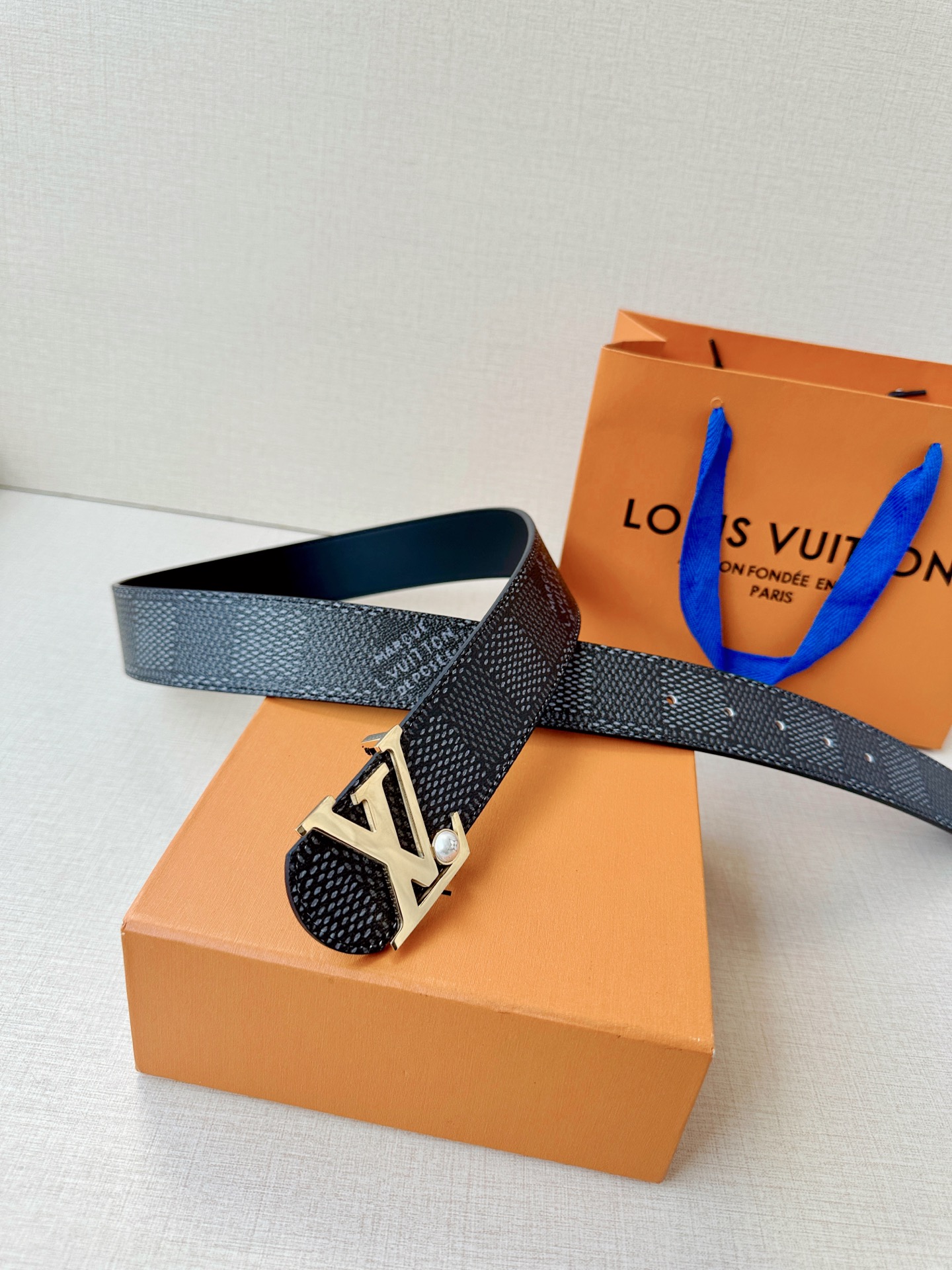 4.0宽钢扣腰带，双面质感切换，格纹自带复古腔调，皮革尽显沉稳气场，利落版型适配全场景穿搭，轻松塑造精致