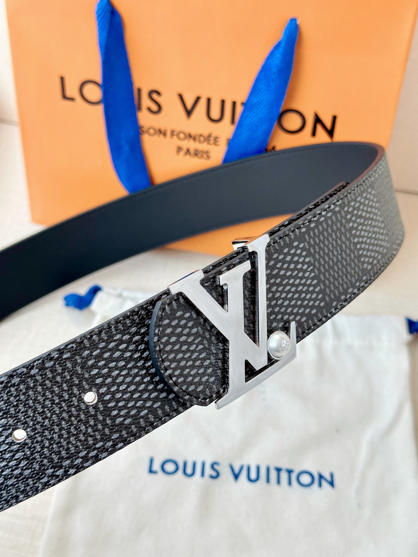 4.0宽钢扣腰带，双面质感切换，格纹自带复古腔调，皮革尽显沉稳气场，利落版型适配全场景穿搭，轻松塑造精致