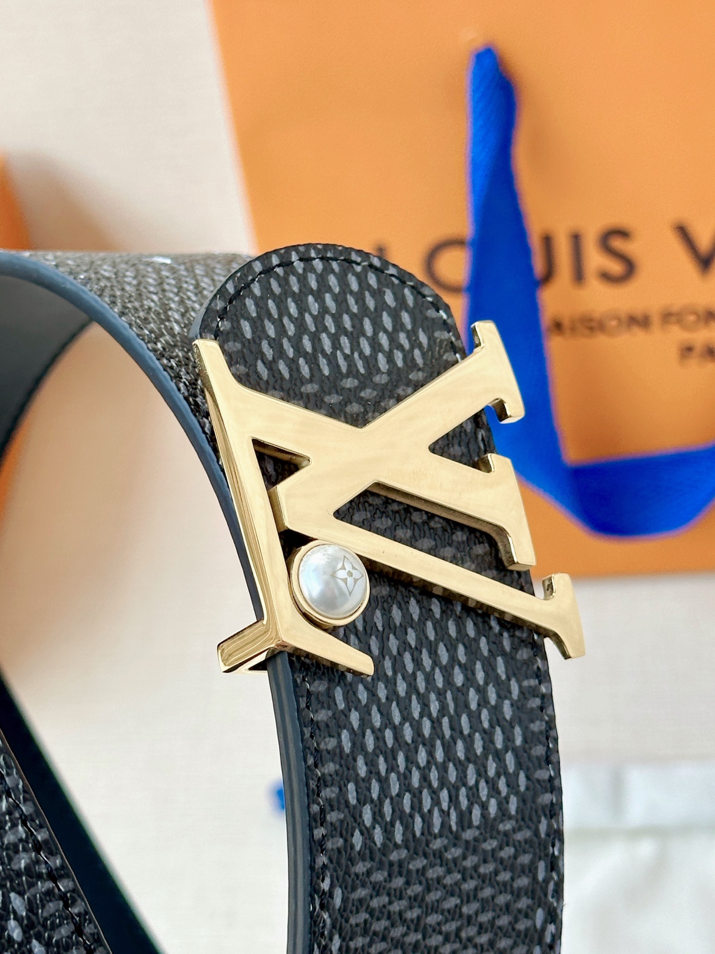 4.0宽钢扣腰带，双面质感切换，格纹自带复古腔调，皮革尽显沉稳气场，利落版型适配全场景穿搭，轻松塑造精致