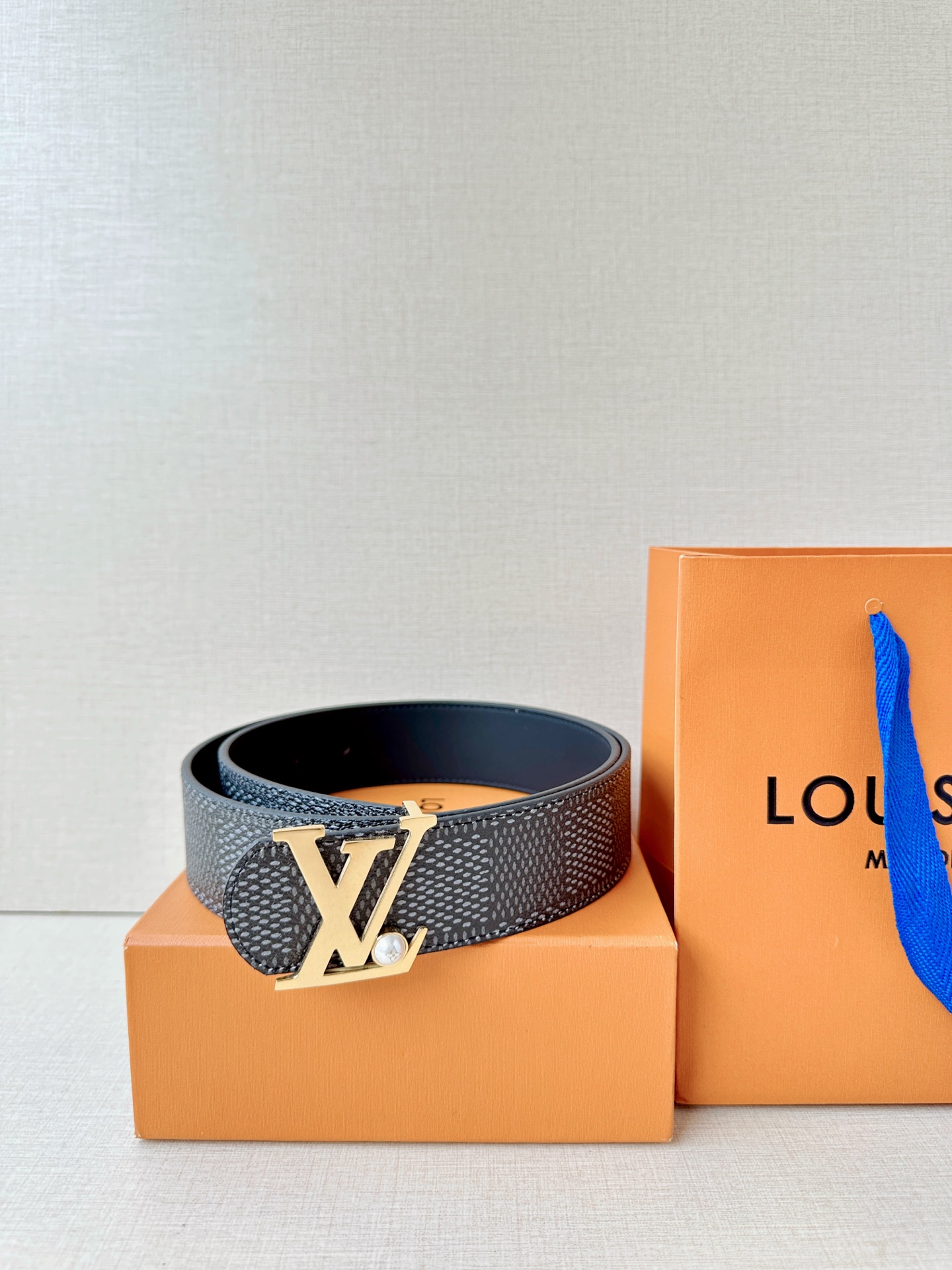 4.0宽钢扣腰带，双面质感切换，格纹自带复古腔调，皮革尽显沉稳气场，利落版型适配全场景穿搭，轻松塑造精致