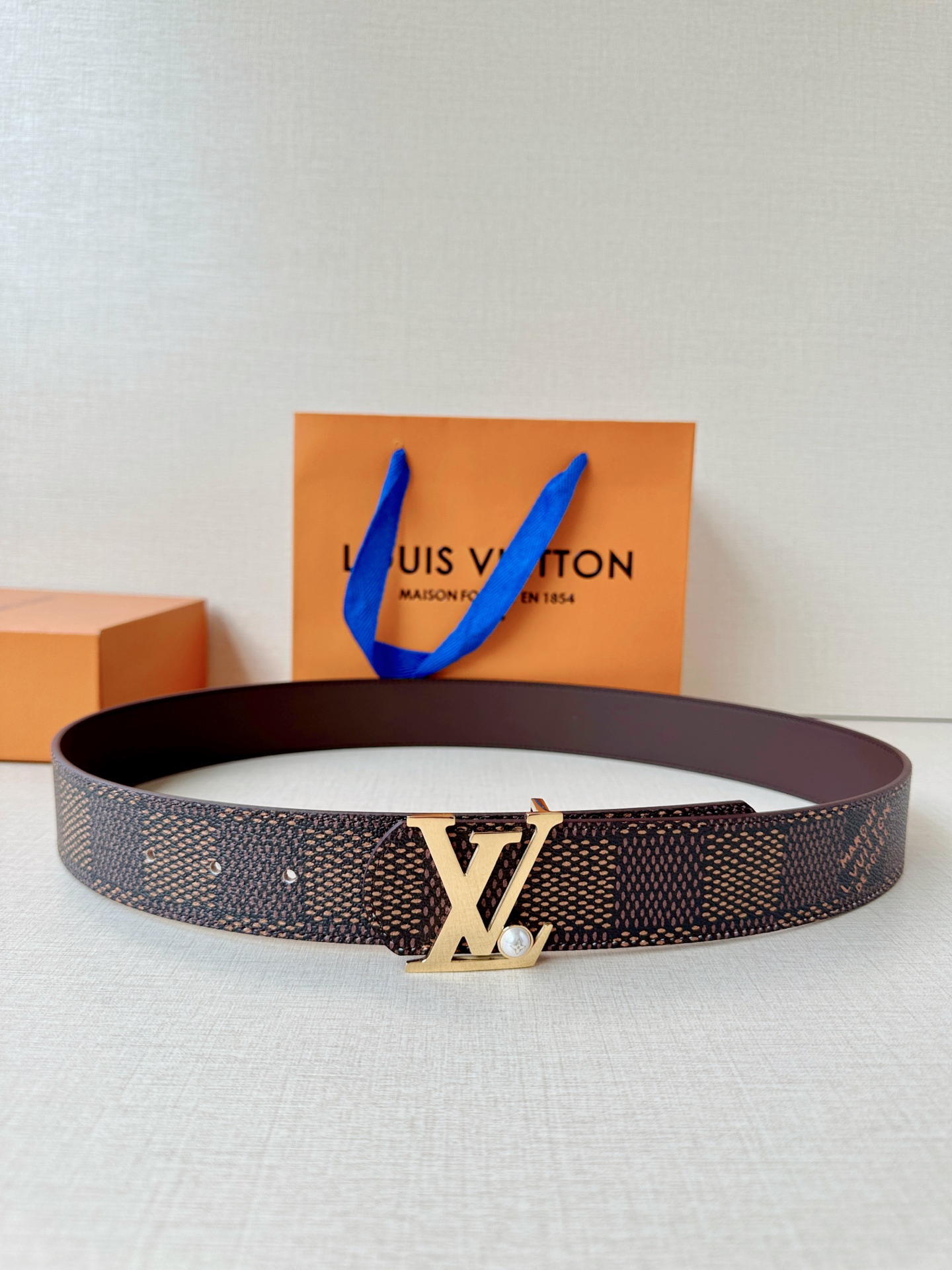 4.0宽钢扣腰带，双面质感切换，格纹自带复古腔调，皮革尽显沉稳气场，利落版型适配全场景穿搭，轻松塑造精致