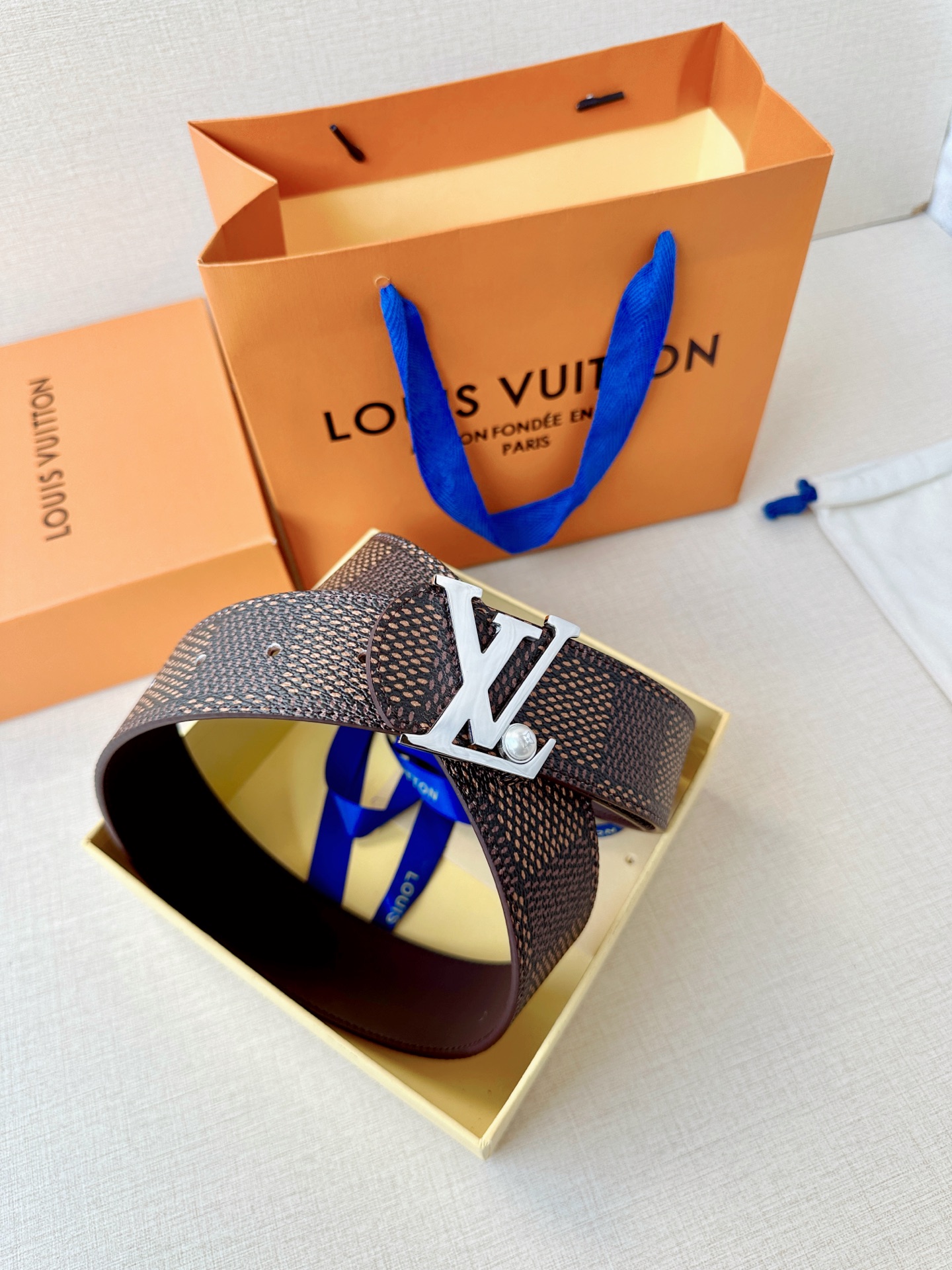 4.0宽钢扣腰带，双面质感切换，格纹自带复古腔调，皮革尽显沉稳气场，利落版型适配全场景穿搭，轻松塑造精致