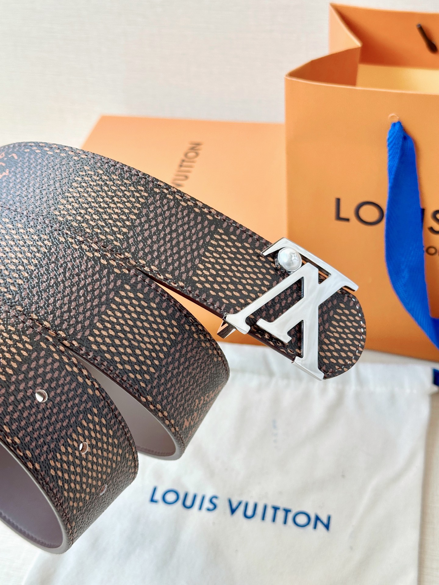 4.0宽钢扣腰带，双面质感切换，格纹自带复古腔调，皮革尽显沉稳气场，利落版型适配全场景穿搭，轻松塑造精致