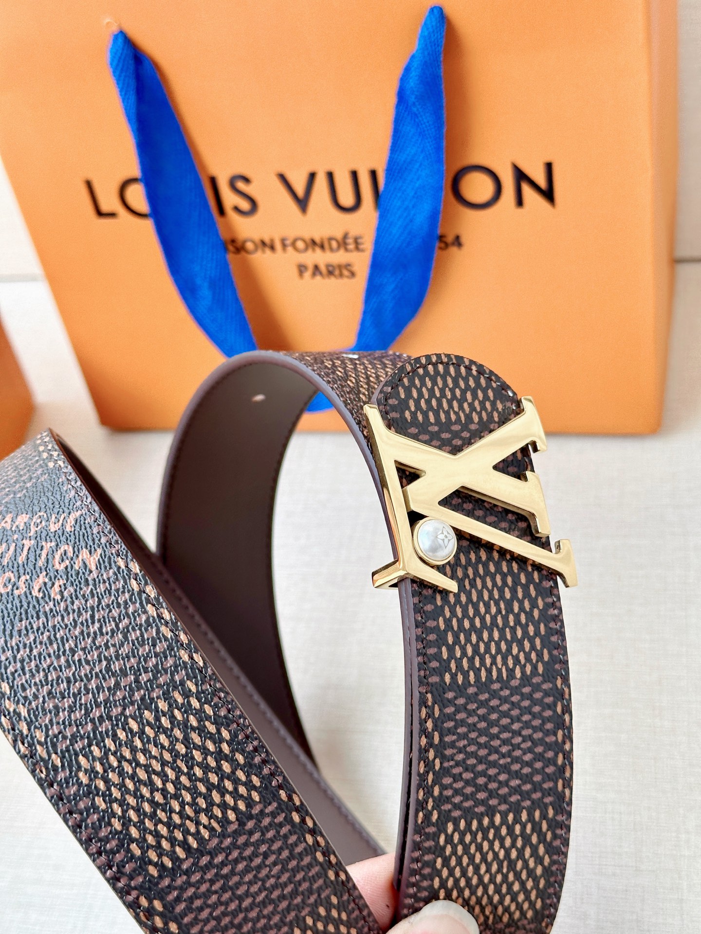 4.0宽钢扣腰带，双面质感切换，格纹自带复古腔调，皮革尽显沉稳气场，利落版型适配全场景穿搭，轻松塑造精致