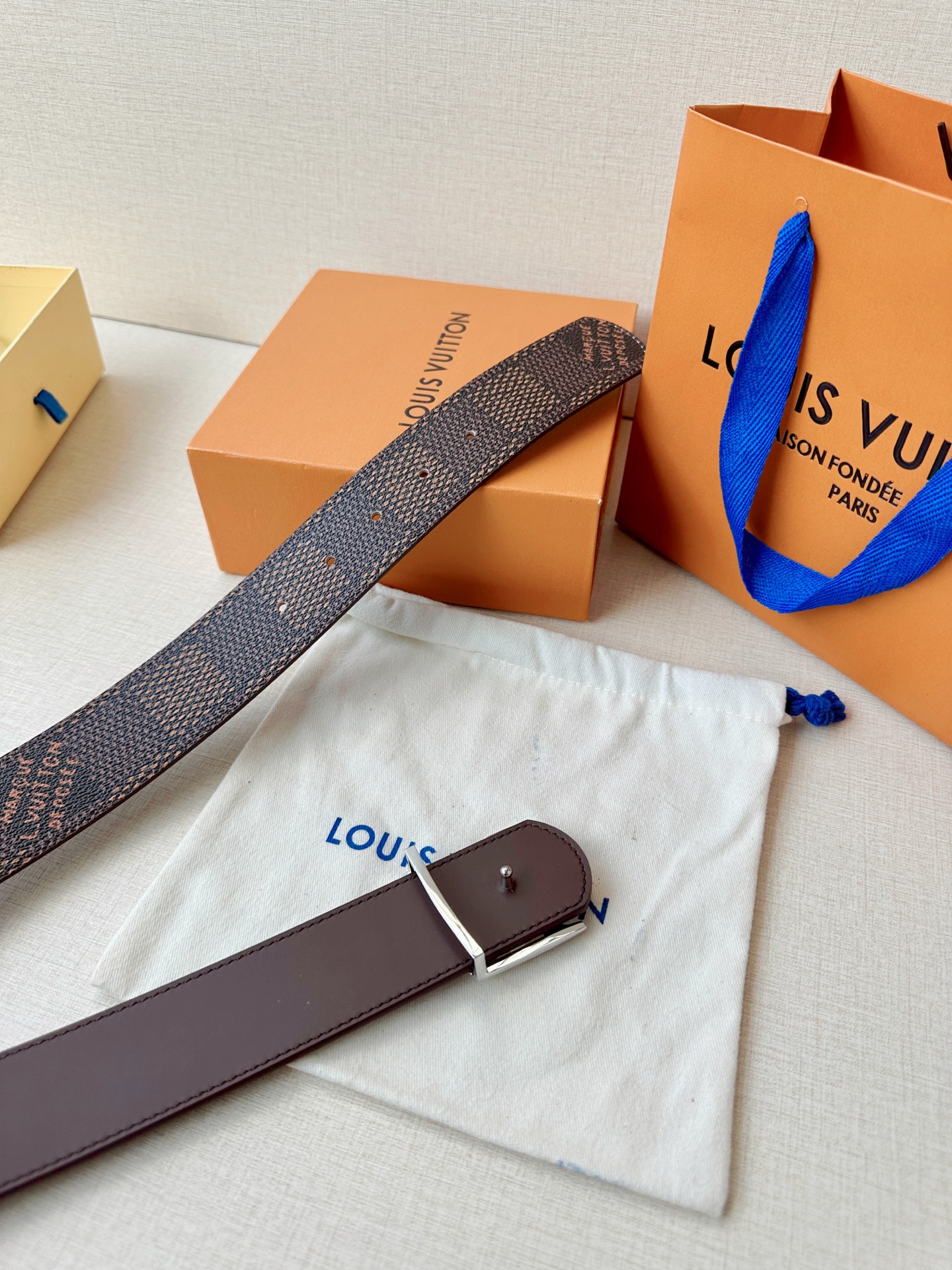 4.0宽钢扣腰带，双面质感切换，格纹自带复古腔调，皮革尽显沉稳气场，利落版型适配全场景穿搭，轻松塑造精致