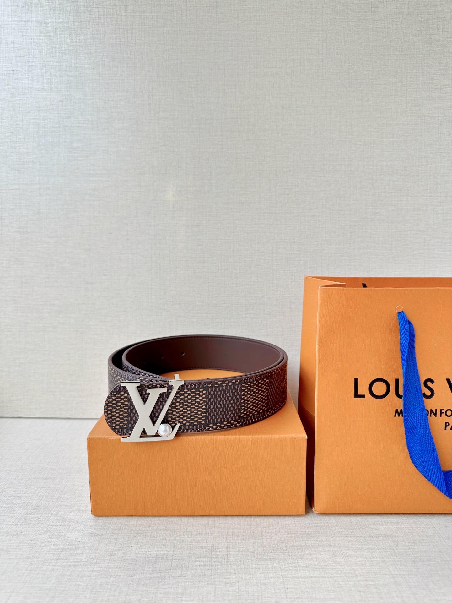 4.0宽钢扣腰带，双面质感切换，格纹自带复古腔调，皮革尽显沉稳气场，利落版型适配全场景穿搭，轻松塑造精致