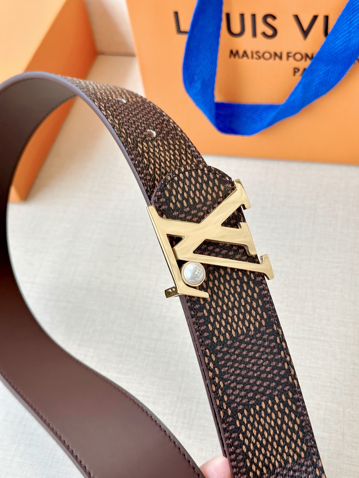 4.0宽钢扣腰带，双面质感切换，格纹自带复古腔调，皮革尽显沉稳气场，利落版型适配全场景穿搭，轻松塑造精致