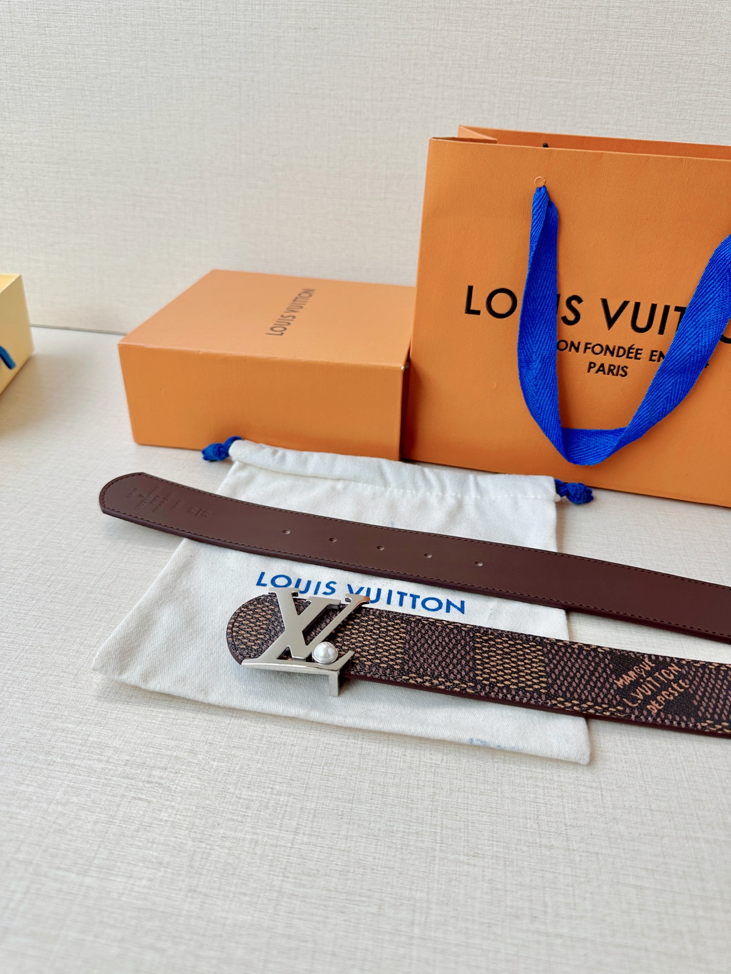 4.0宽钢扣腰带，双面质感切换，格纹自带复古腔调，皮革尽显沉稳气场，利落版型适配全场景穿搭，轻松塑造精致