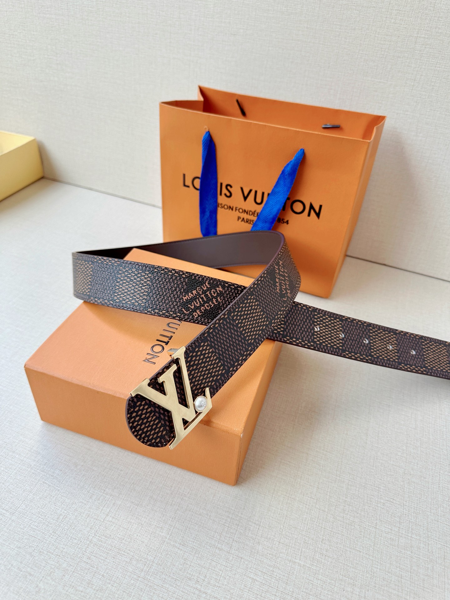 4.0宽钢扣腰带，双面质感切换，格纹自带复古腔调，皮革尽显沉稳气场，利落版型适配全场景穿搭，轻松塑造精致