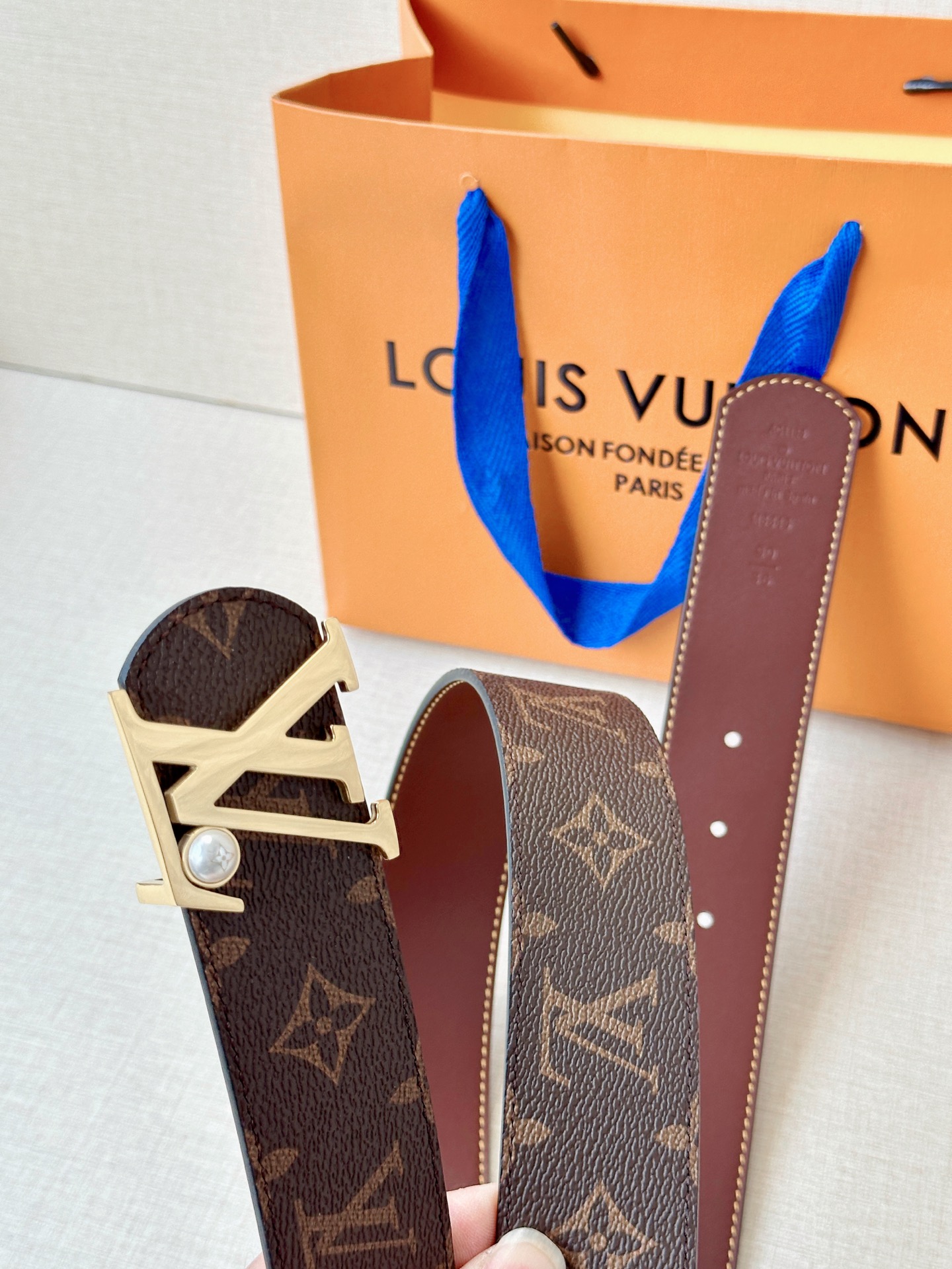 4.0宽 LV Dimension 双面腰带以含蓄格调点亮日常风尚，彰显 Pharrell Willia