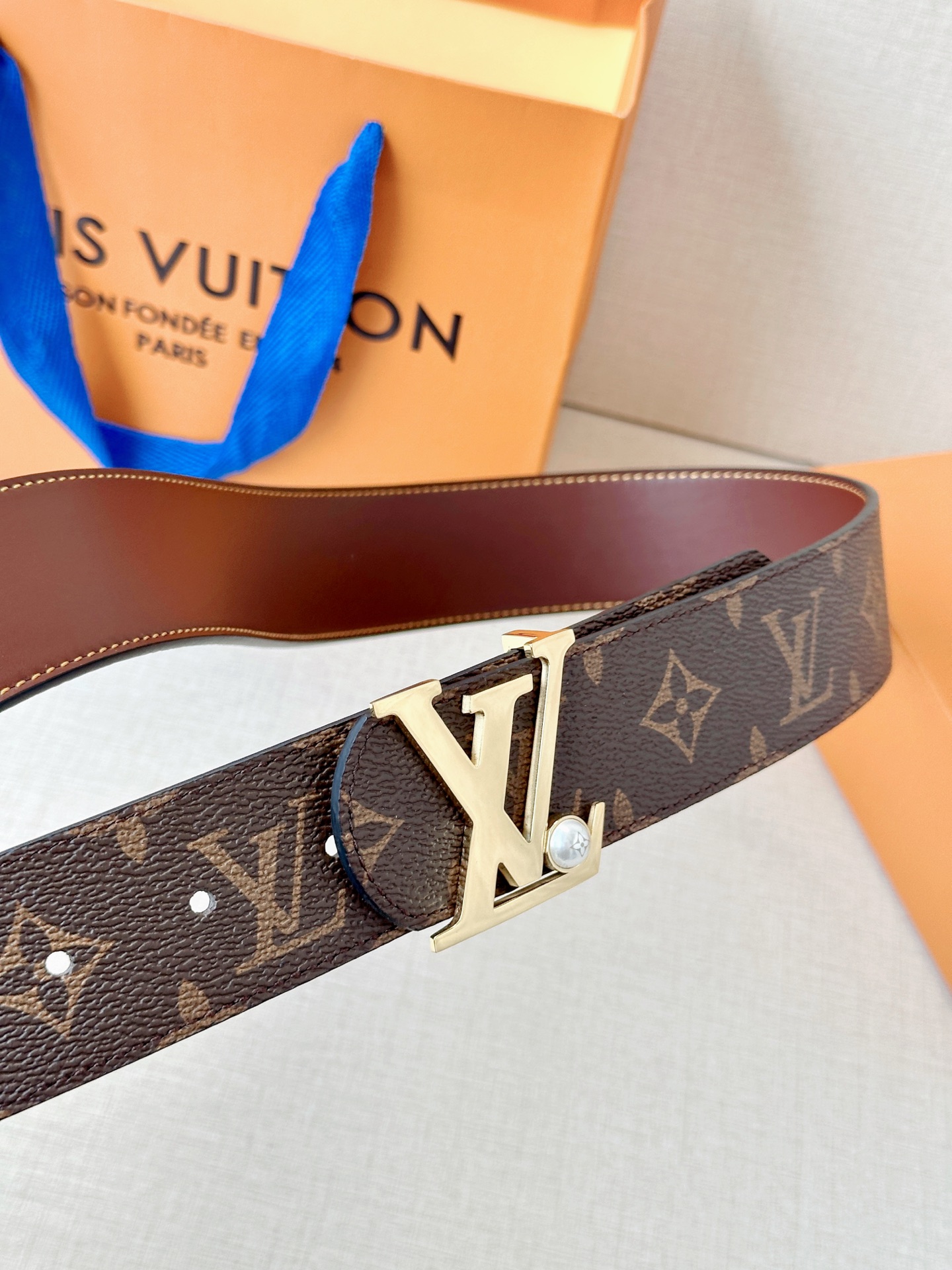 4.0宽 LV Dimension 双面腰带以含蓄格调点亮日常风尚，彰显 Pharrell Willia