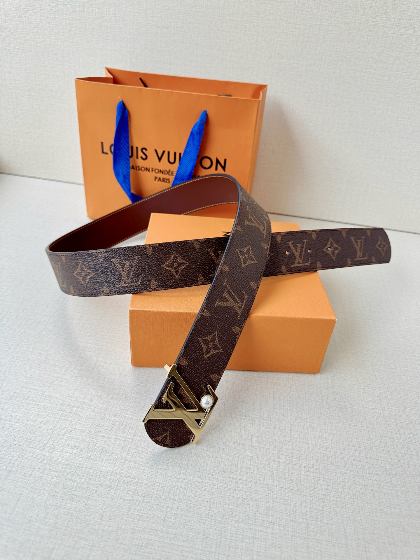 4.0宽 LV Dimension 双面腰带以含蓄格调点亮日常风尚，彰显 Pharrell Willia