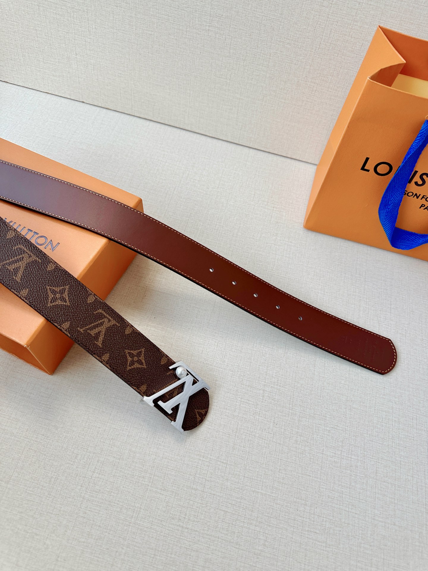 4.0宽 LV Dimension 双面腰带以含蓄格调点亮日常风尚，彰显 Pharrell Willia