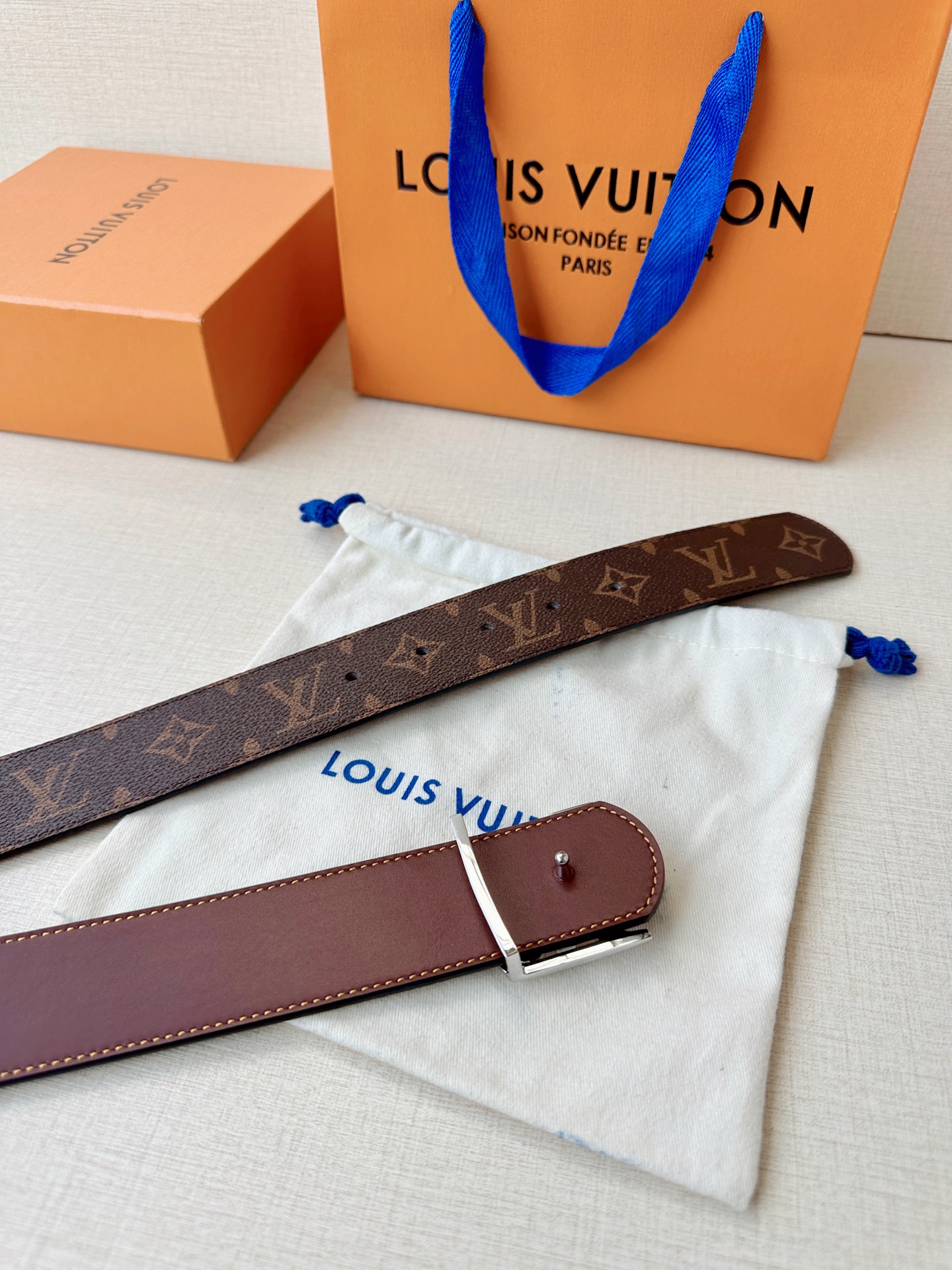 4.0宽 LV Dimension 双面腰带以含蓄格调点亮日常风尚，彰显 Pharrell Willia