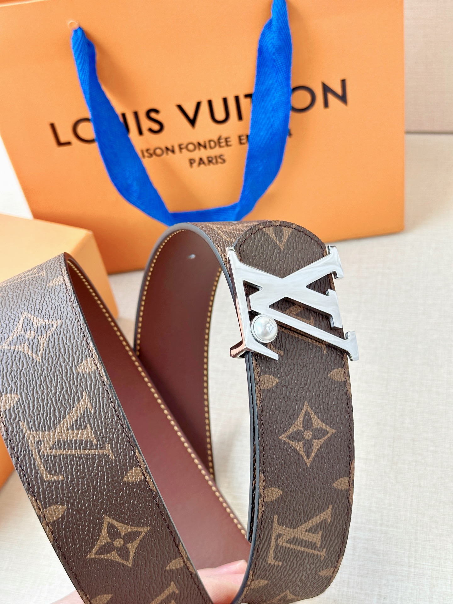 4.0宽 LV Dimension 双面腰带以含蓄格调点亮日常风尚，彰显 Pharrell Willia