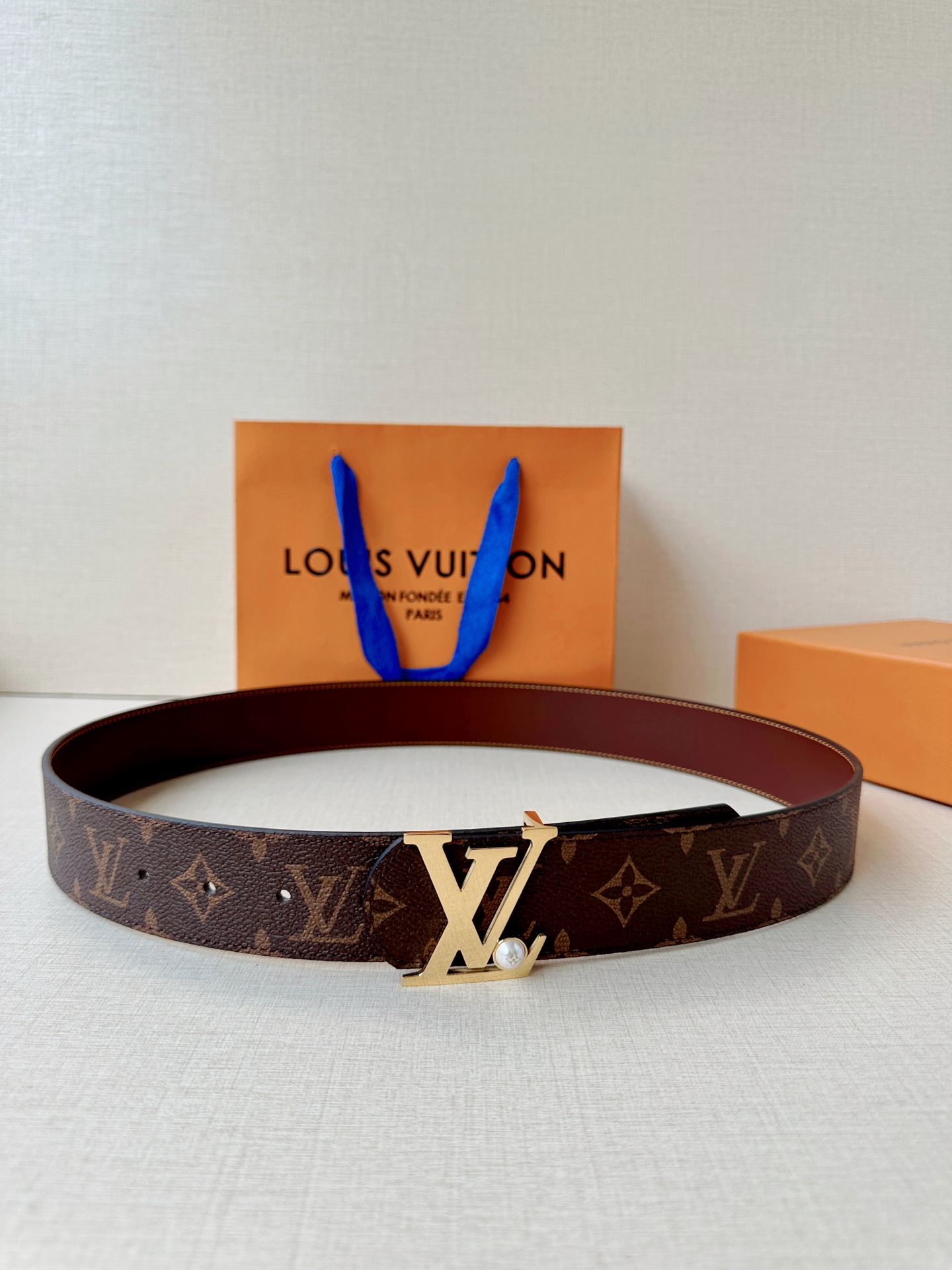 4.0宽 LV Dimension 双面腰带以含蓄格调点亮日常风尚，彰显 Pharrell Willia