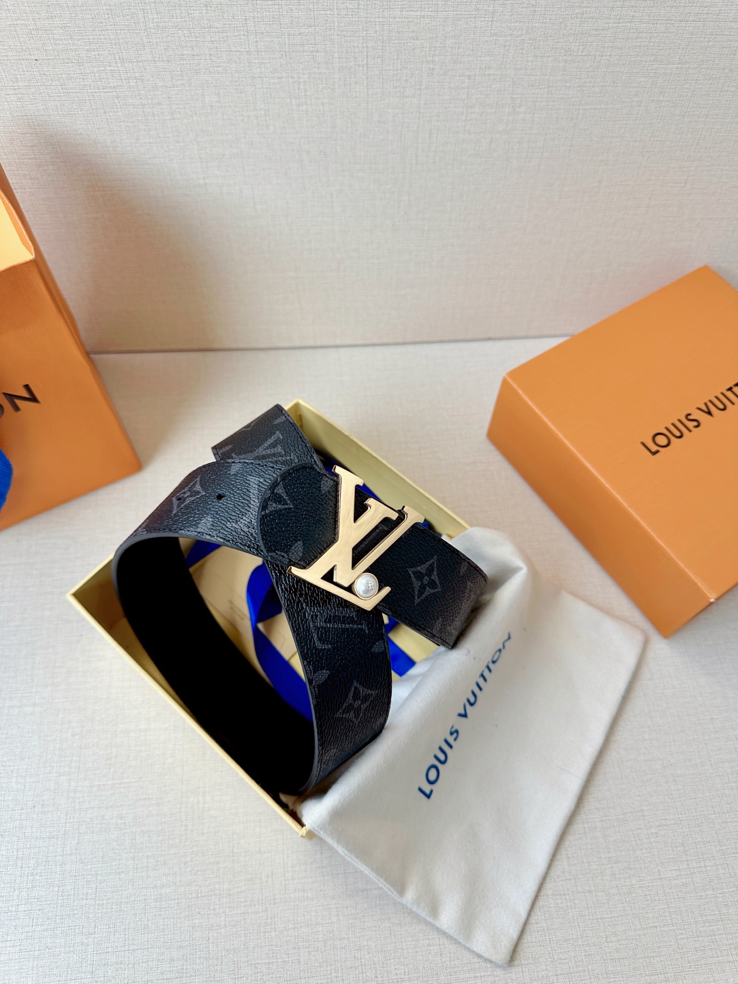 4.0宽 LV Dimension 双面腰带以含蓄格调点亮日常风尚，彰显 Pharrell Willia