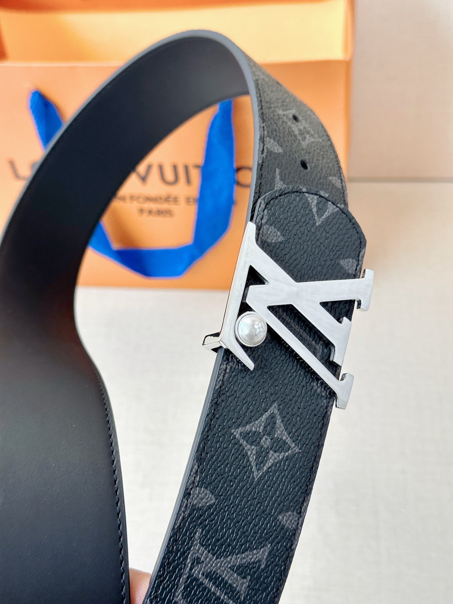 4.0宽 LV Dimension 双面腰带以含蓄格调点亮日常风尚，彰显 Pharrell Willia