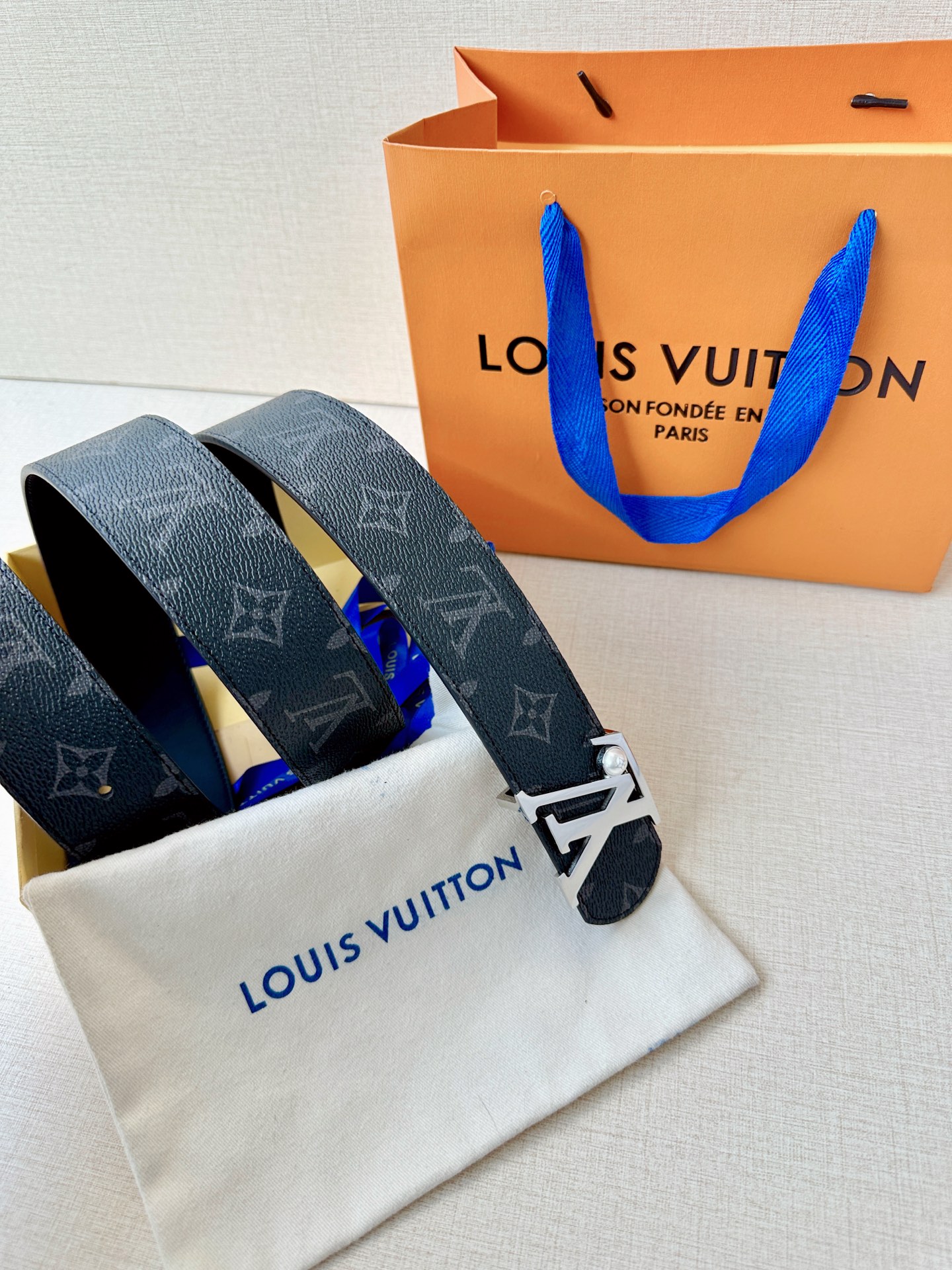 4.0宽 LV Dimension 双面腰带以含蓄格调点亮日常风尚，彰显 Pharrell Willia