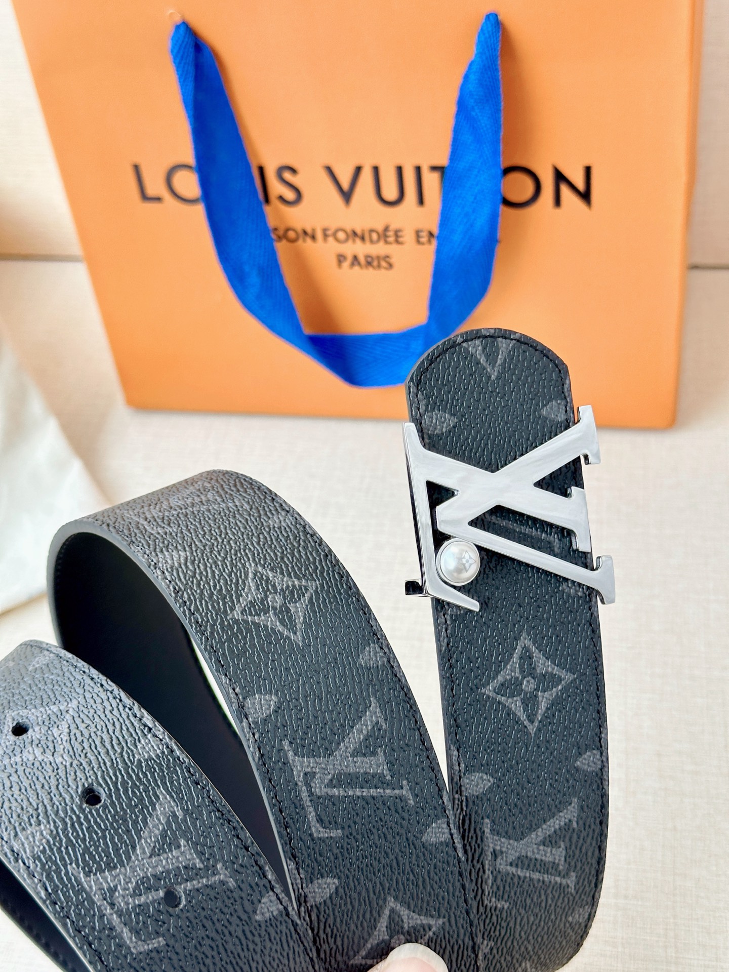 4.0宽 LV Dimension 双面腰带以含蓄格调点亮日常风尚，彰显 Pharrell Willia