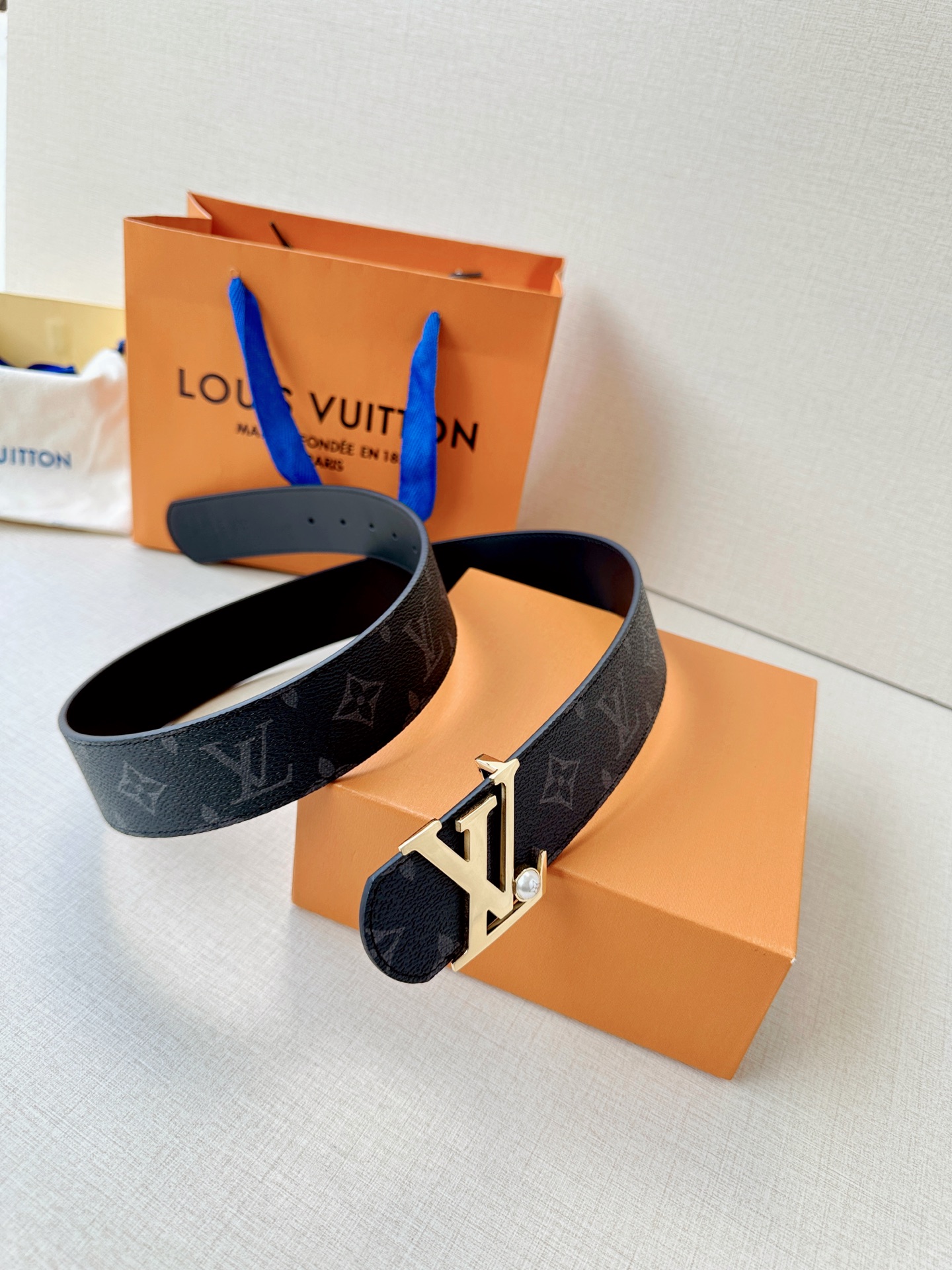 4.0宽 LV Dimension 双面腰带以含蓄格调点亮日常风尚，彰显 Pharrell Willia