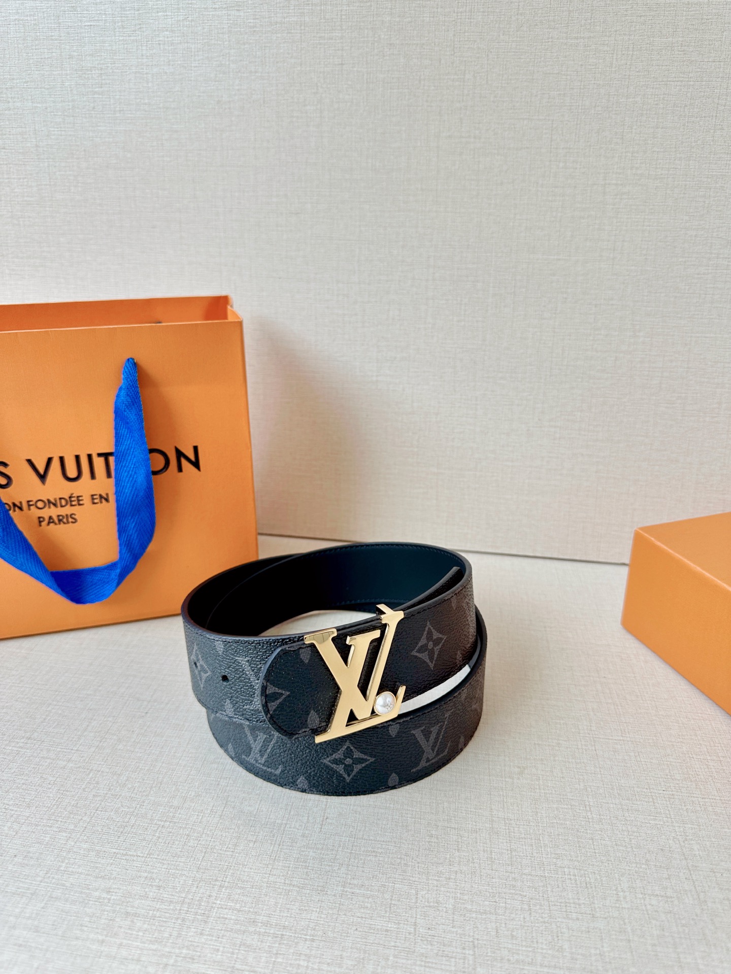 4.0宽 LV Dimension 双面腰带以含蓄格调点亮日常风尚，彰显 Pharrell Willia