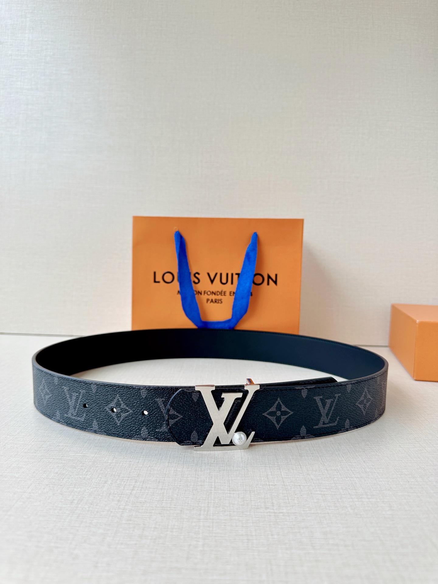 4.0宽 LV Dimension 双面腰带以含蓄格调点亮日常风尚，彰显 Pharrell Willia