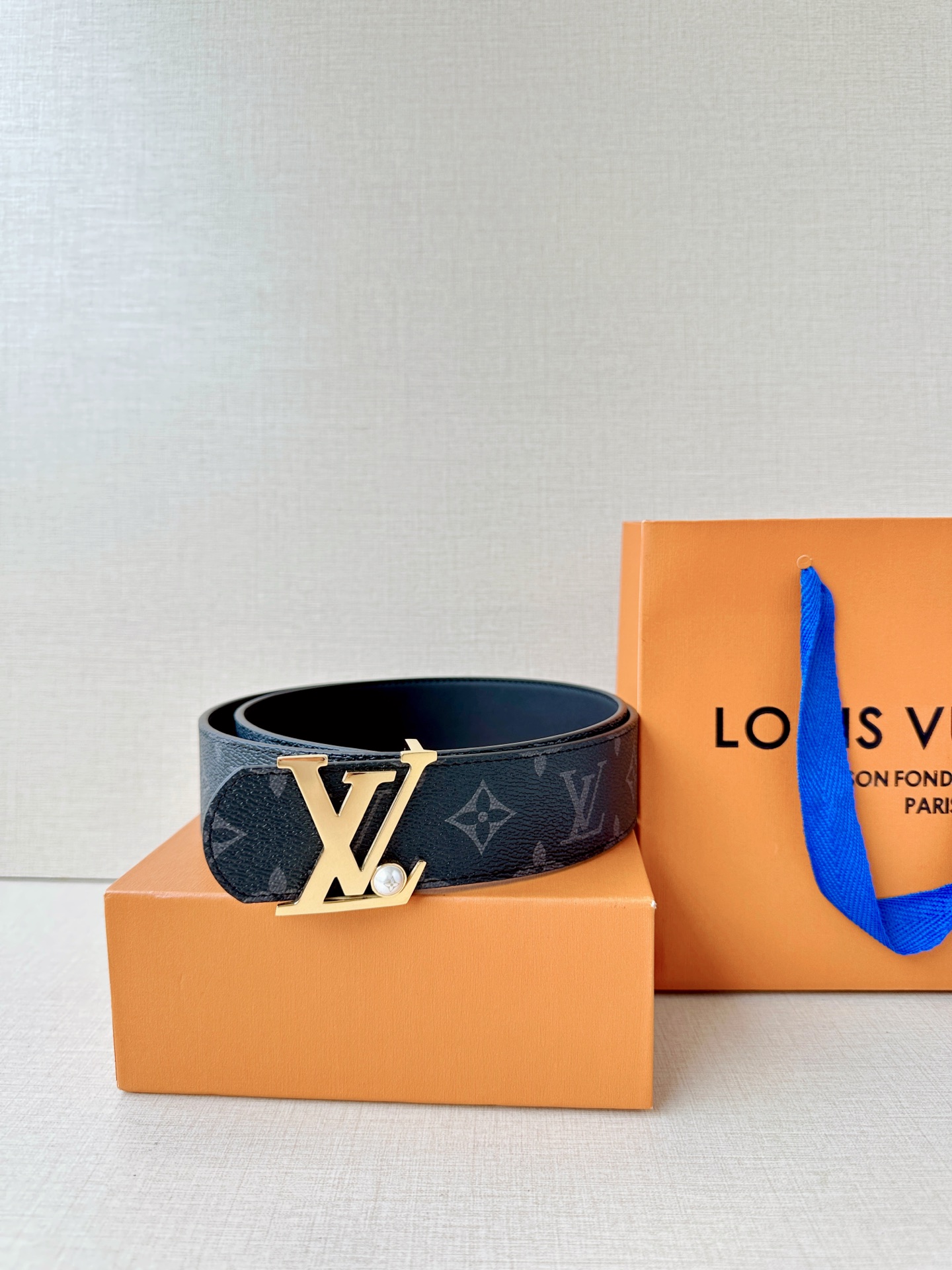 4.0宽 LV Dimension 双面腰带以含蓄格调点亮日常风尚，彰显 Pharrell Willia