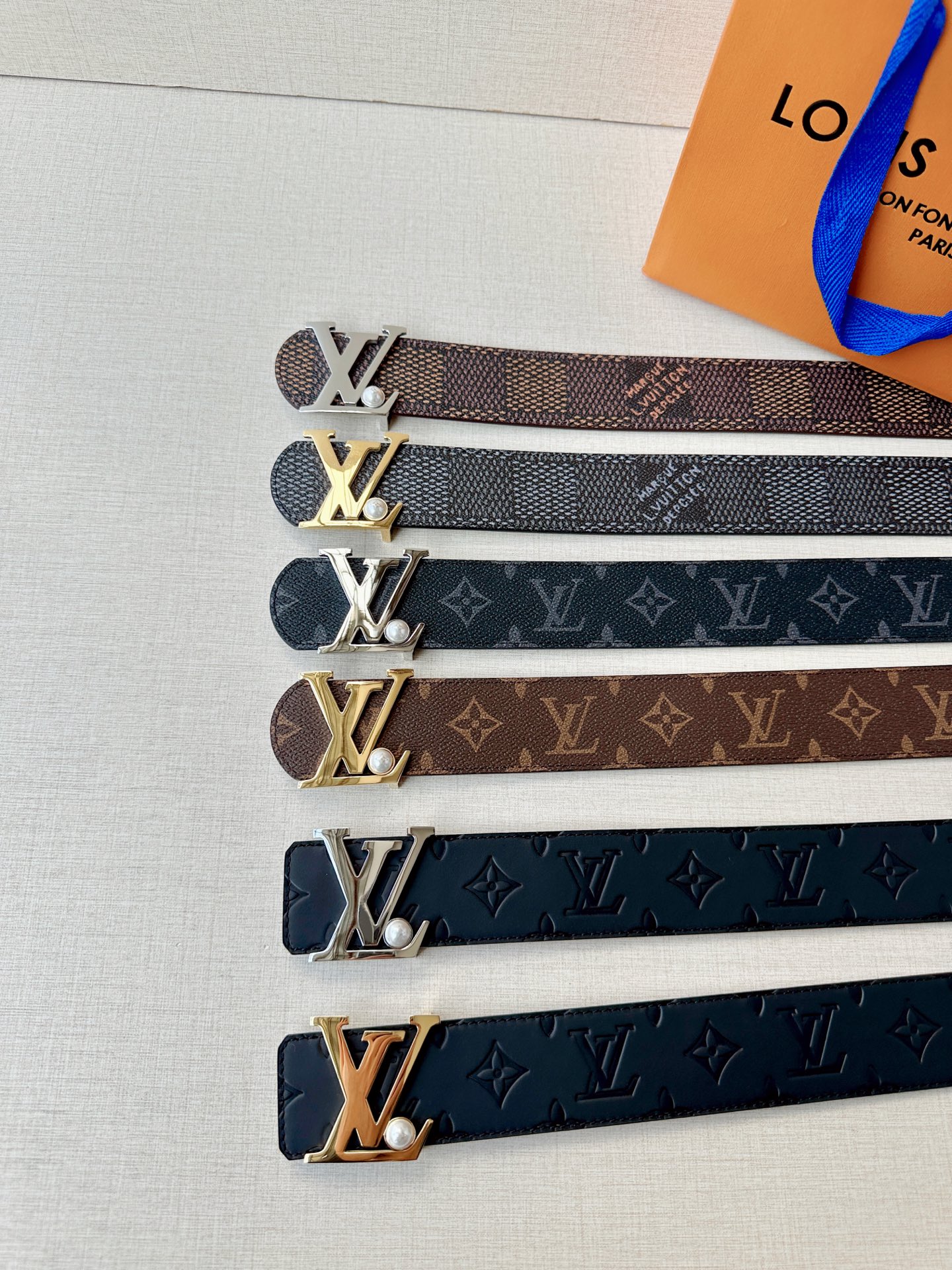 4.0宽 LV Dimension 双面腰带以含蓄格调点亮日常风尚，彰显 Pharrell Willia