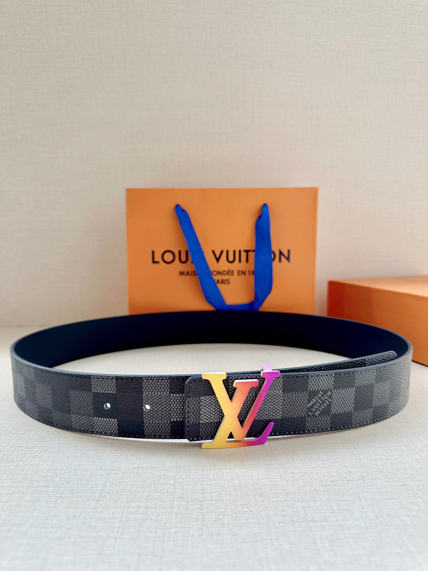 4.0宽 LV Dimension 双面腰带以含蓄格调点亮日常风尚，彰显 Pharrell Willia