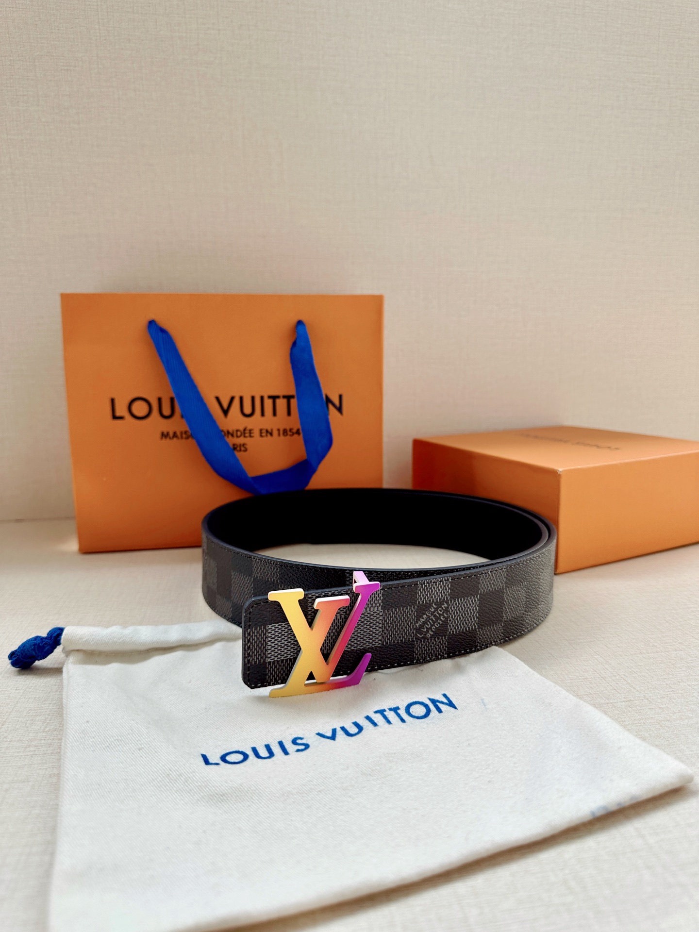 4.0宽 LV Dimension 双面腰带以含蓄格调点亮日常风尚，彰显 Pharrell Willia