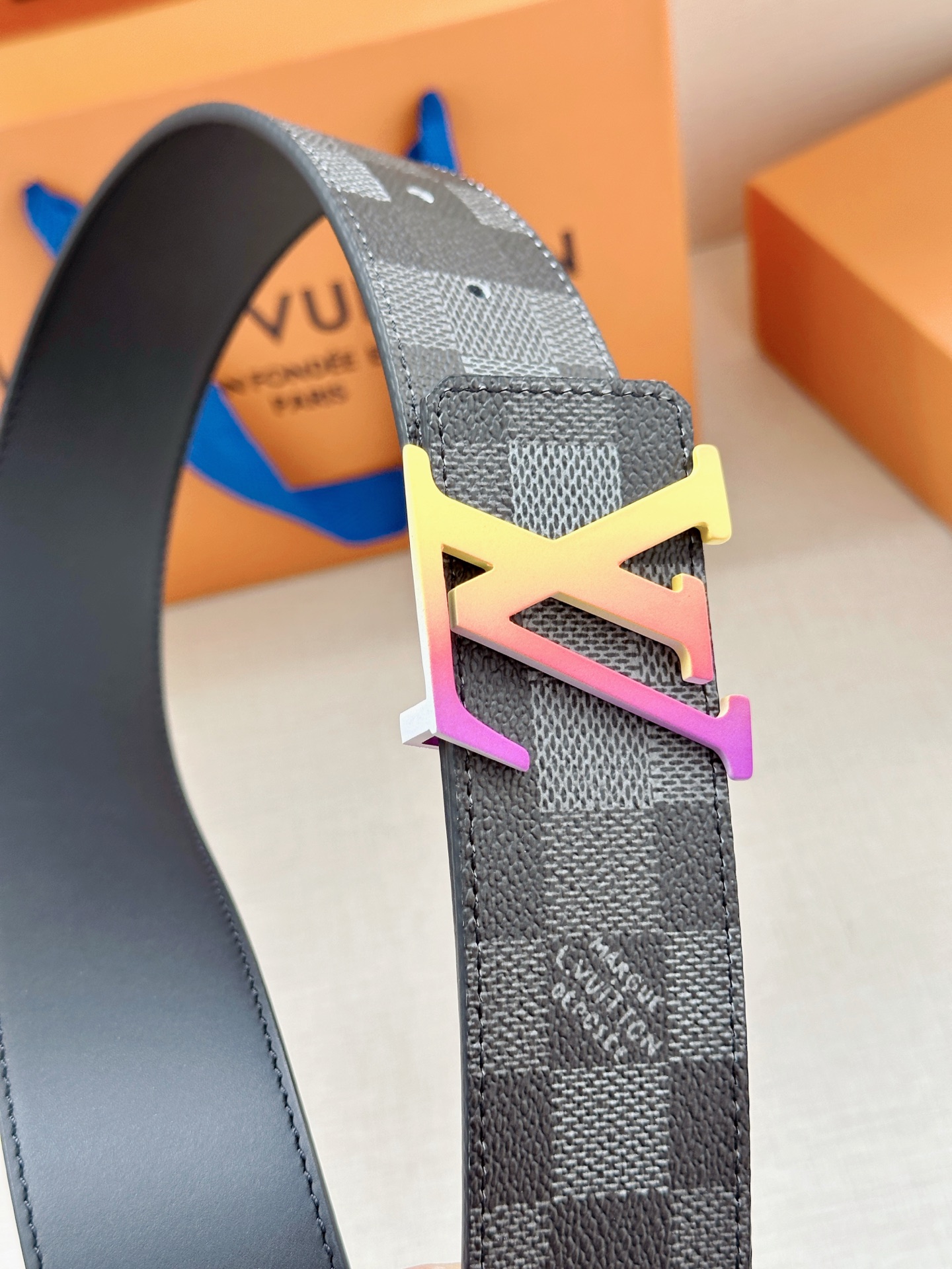 4.0宽 LV Dimension 双面腰带以含蓄格调点亮日常风尚，彰显 Pharrell Willia