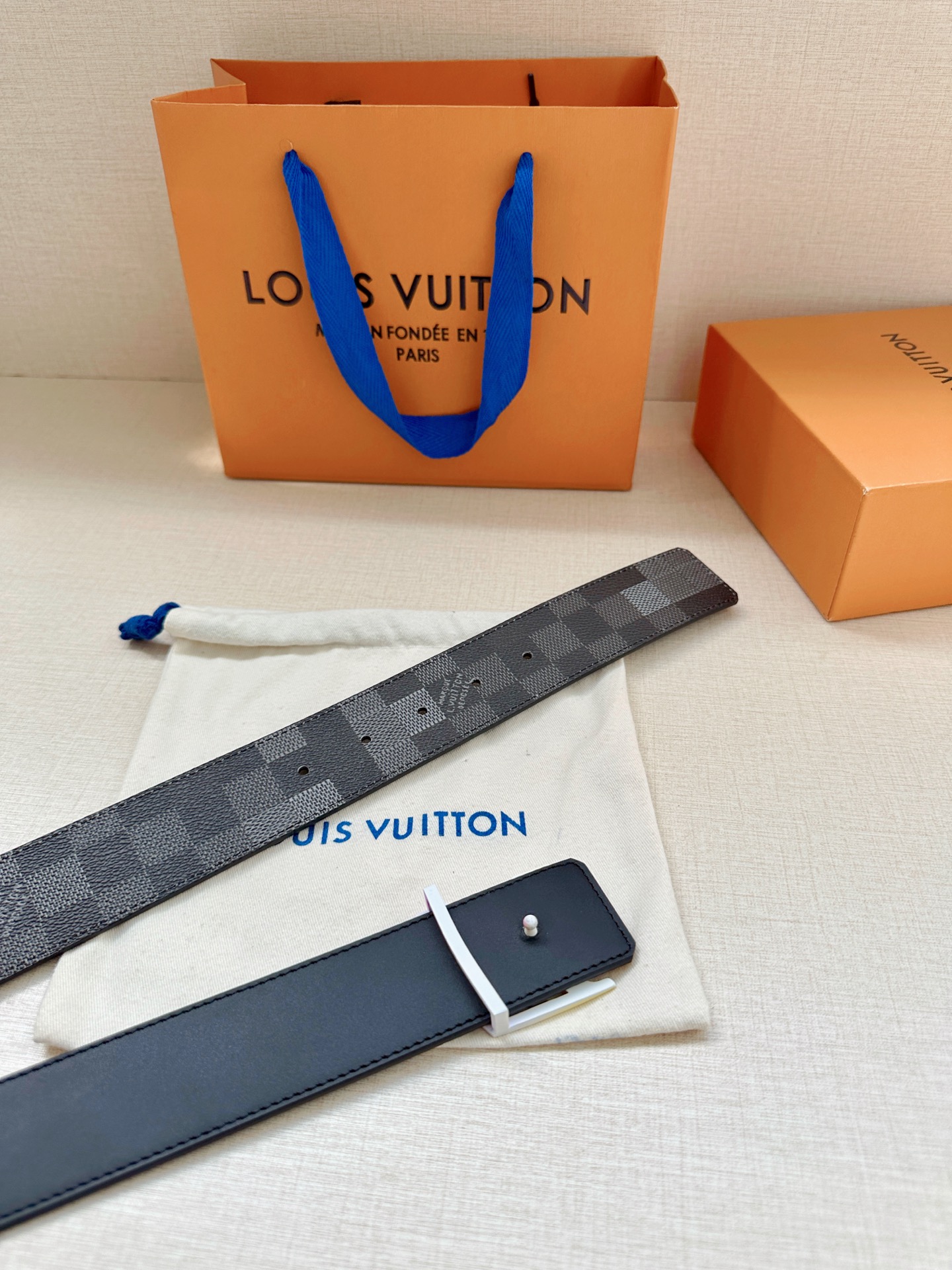 4.0宽 LV Dimension 双面腰带以含蓄格调点亮日常风尚，彰显 Pharrell Willia