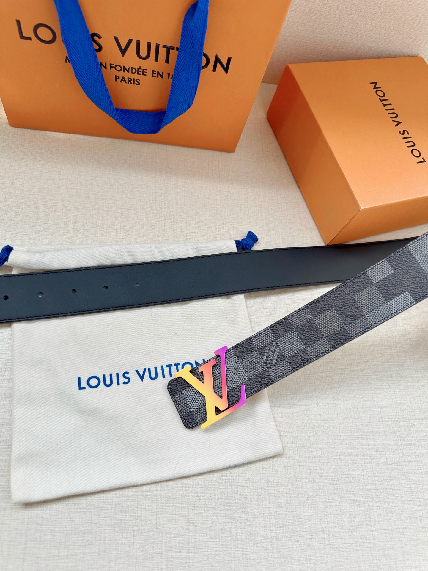 4.0宽 LV Dimension 双面腰带以含蓄格调点亮日常风尚，彰显 Pharrell Willia