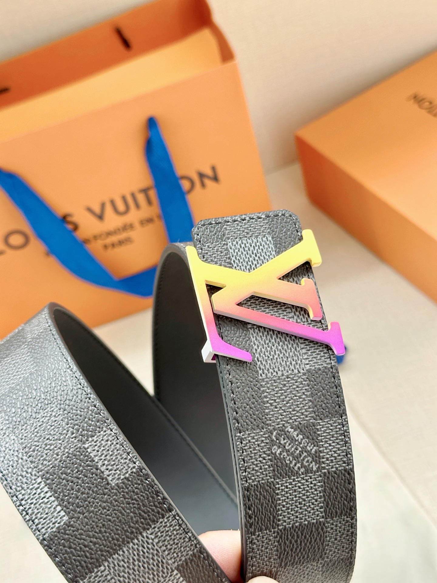 4.0宽 LV Dimension 双面腰带以含蓄格调点亮日常风尚，彰显 Pharrell Willia