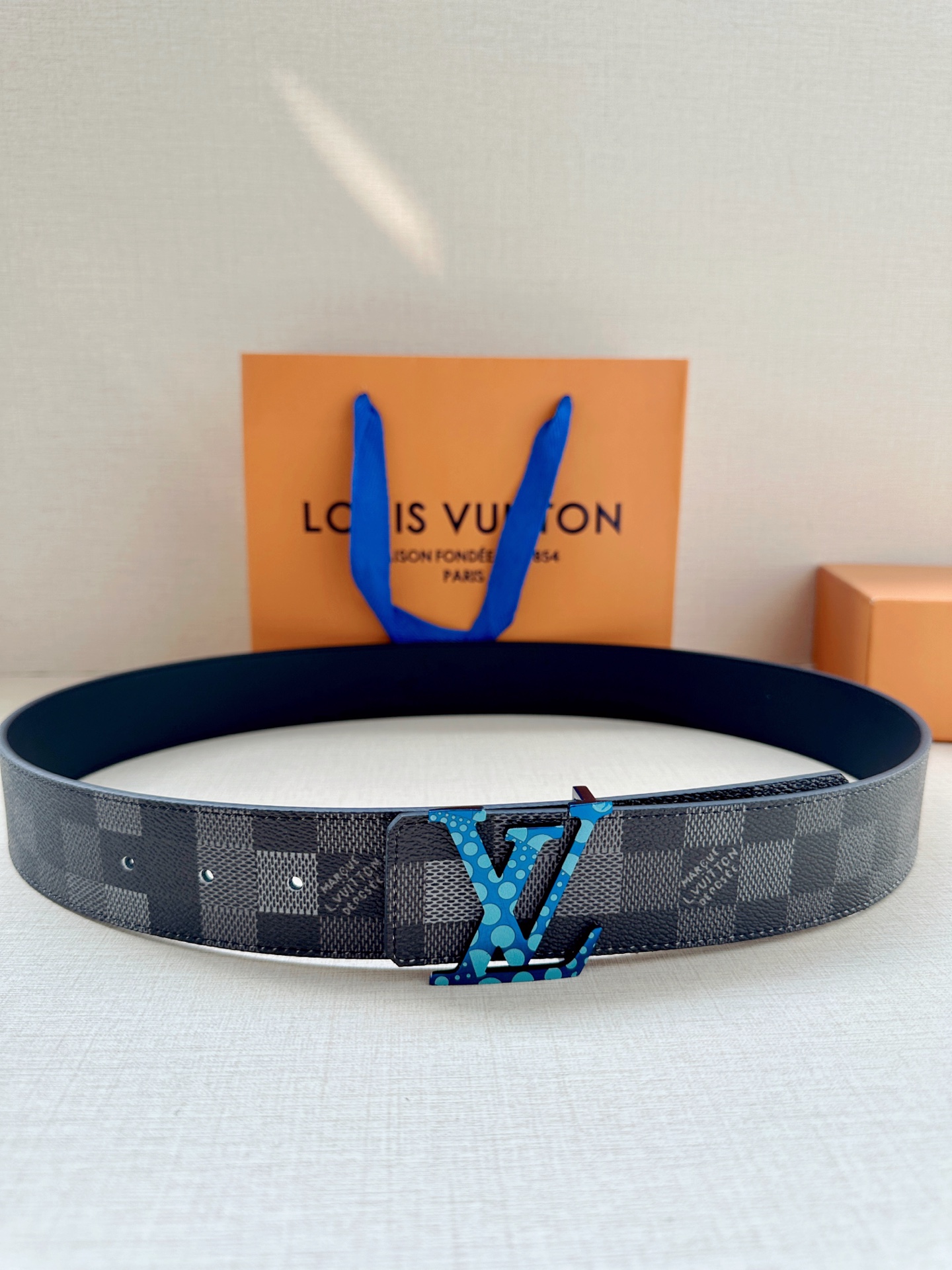 LV 4.0宽Initiales Damoflage 双面腰带巧妙融入 Pharrell William