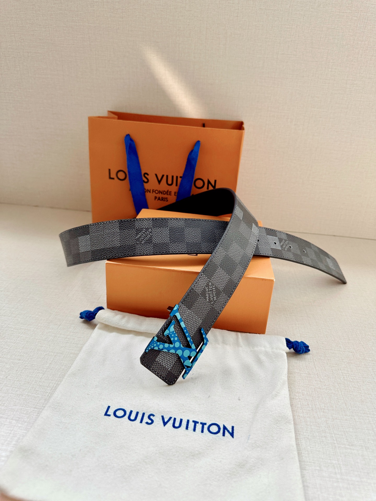 LV 4.0宽Initiales Damoflage 双面腰带巧妙融入 Pharrell William