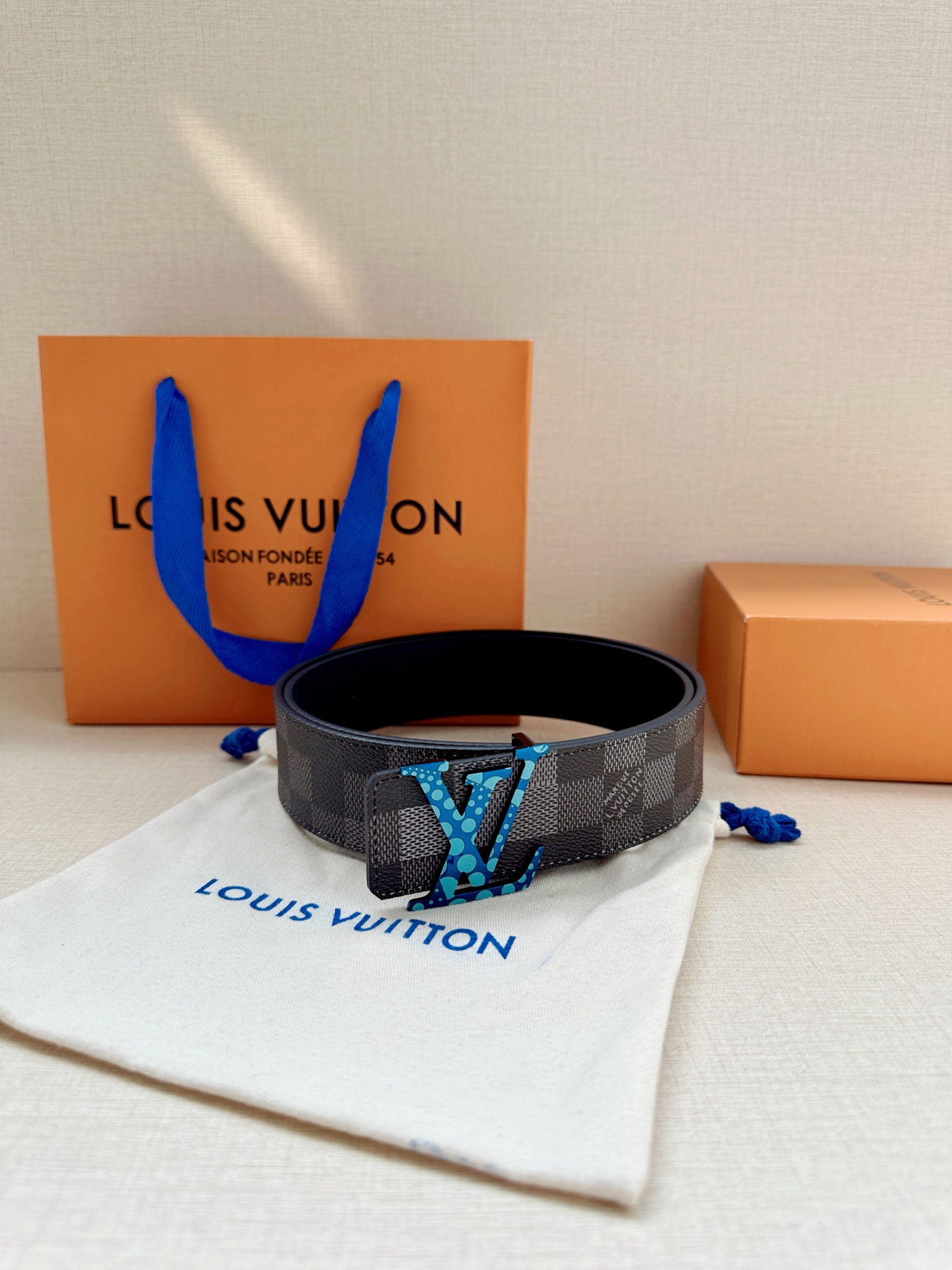 LV 4.0宽Initiales Damoflage 双面腰带巧妙融入 Pharrell William