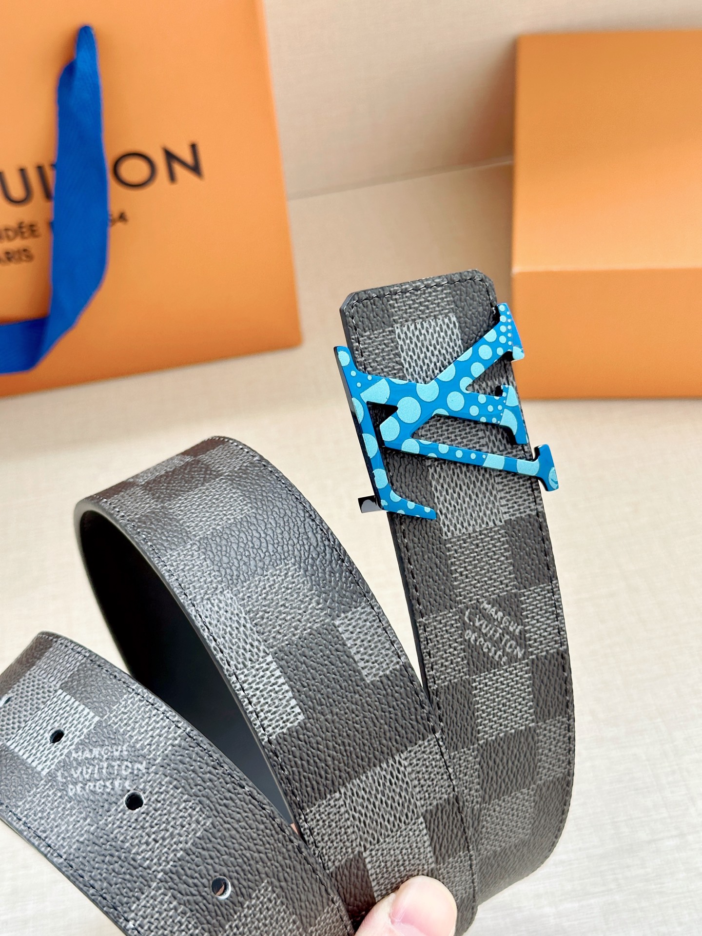 LV 4.0宽Initiales Damoflage 双面腰带巧妙融入 Pharrell William