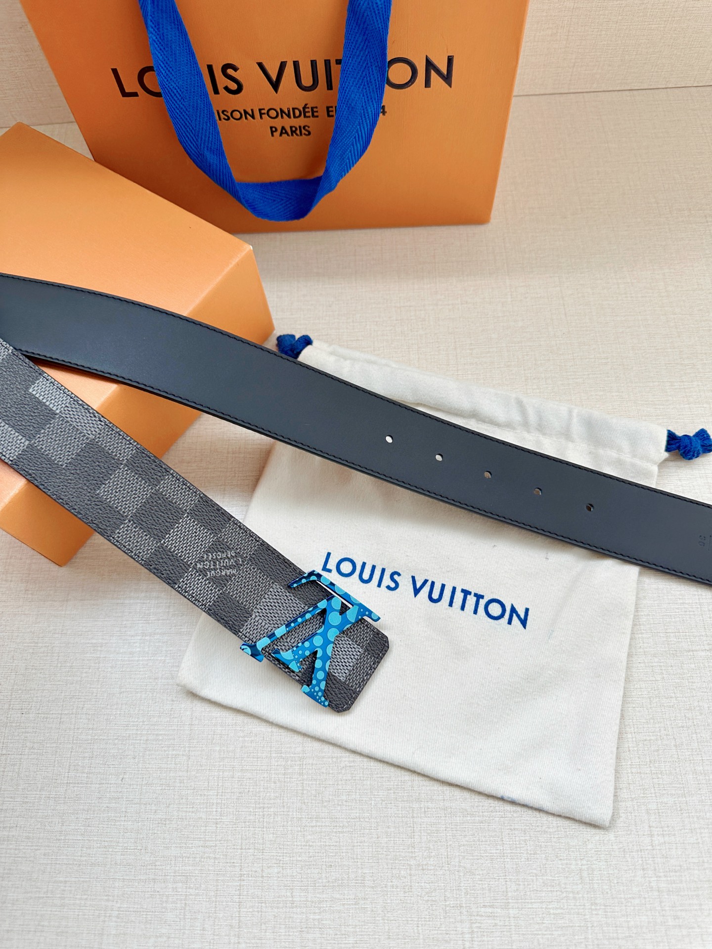 LV 4.0宽Initiales Damoflage 双面腰带巧妙融入 Pharrell William