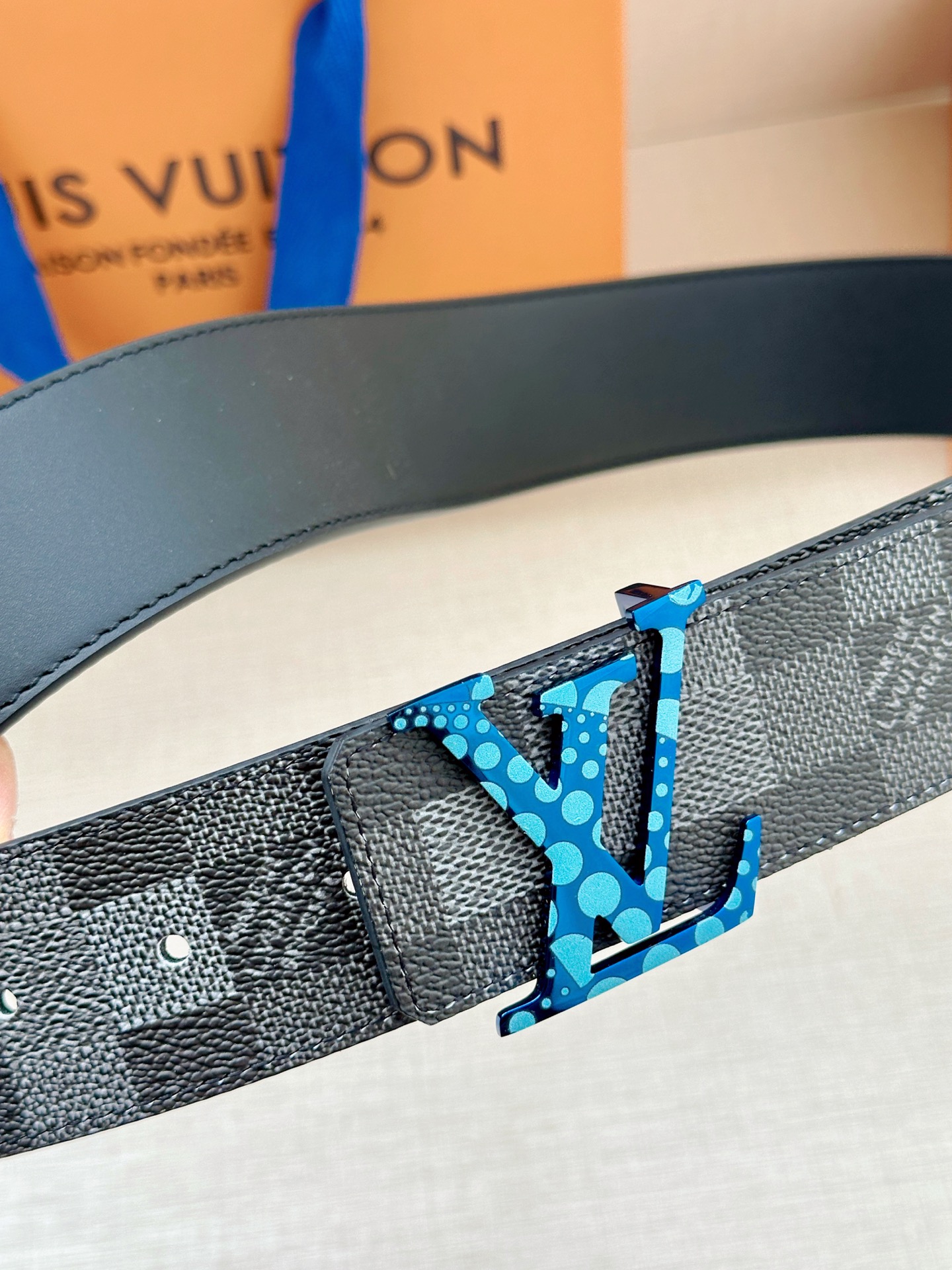 LV 4.0宽Initiales Damoflage 双面腰带巧妙融入 Pharrell William