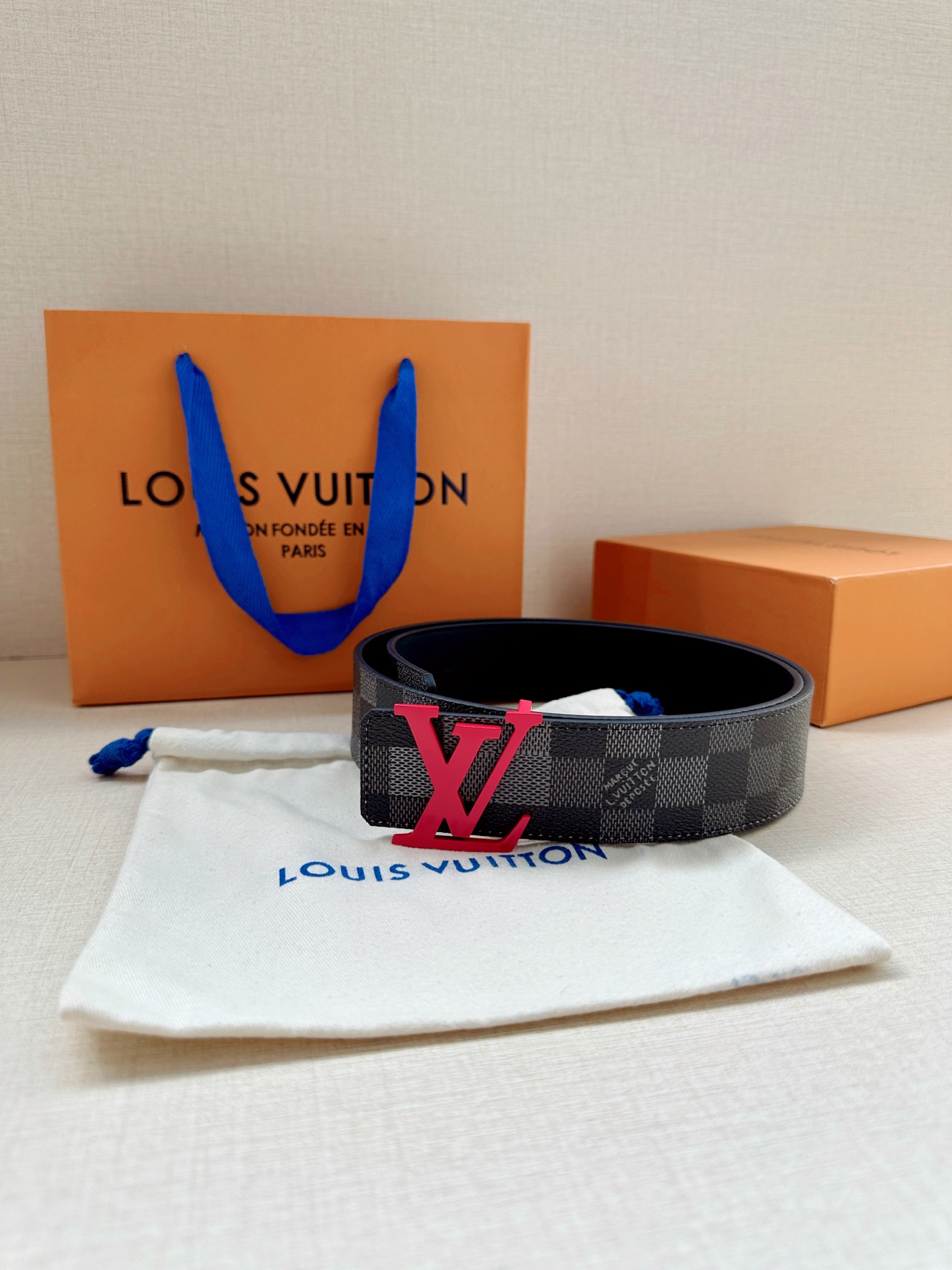 LV 4.0宽Initiales Damoflage 双面腰带巧妙融入 Pharrell William