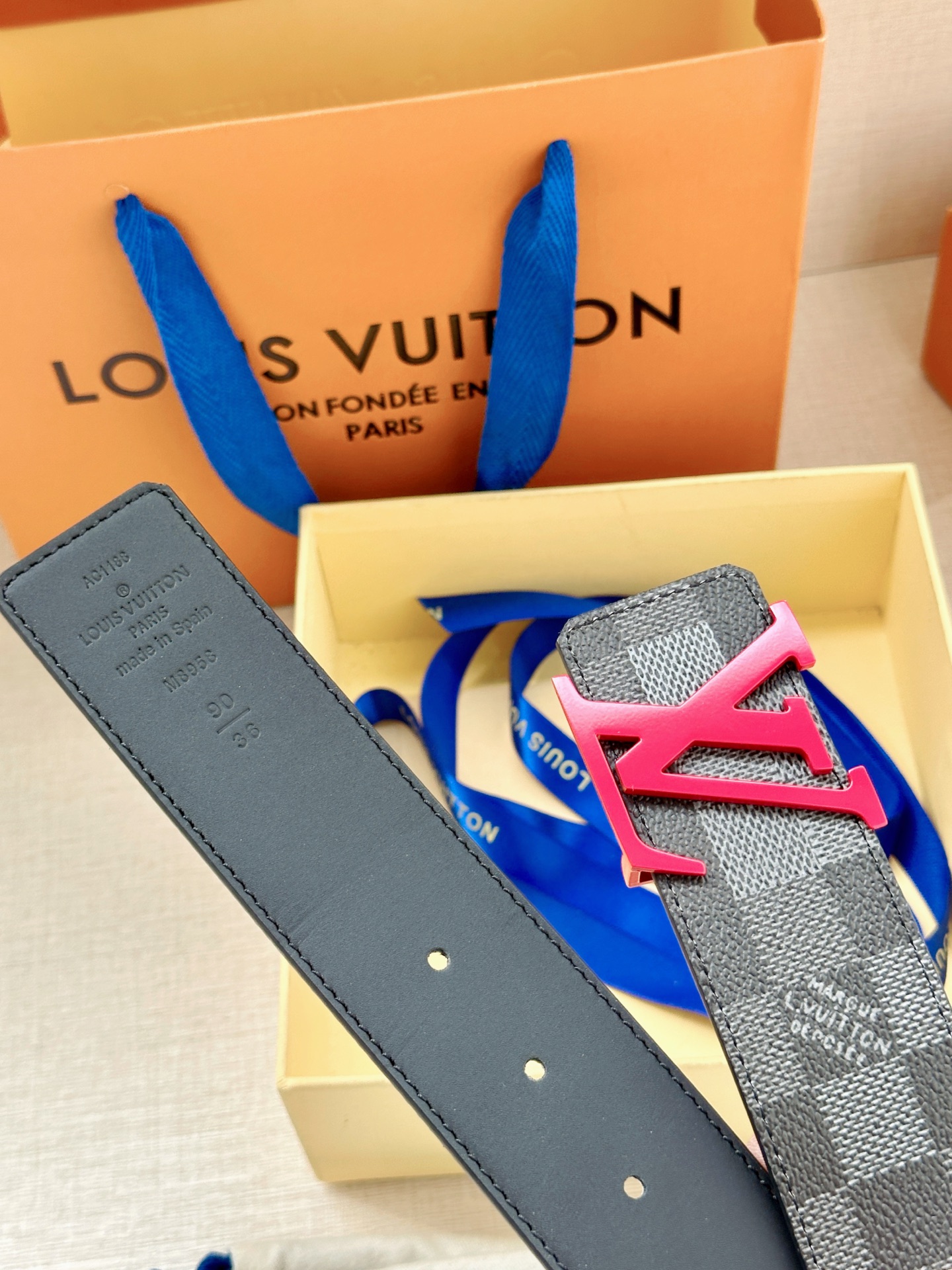 LV 4.0宽Initiales Damoflage 双面腰带巧妙融入 Pharrell William