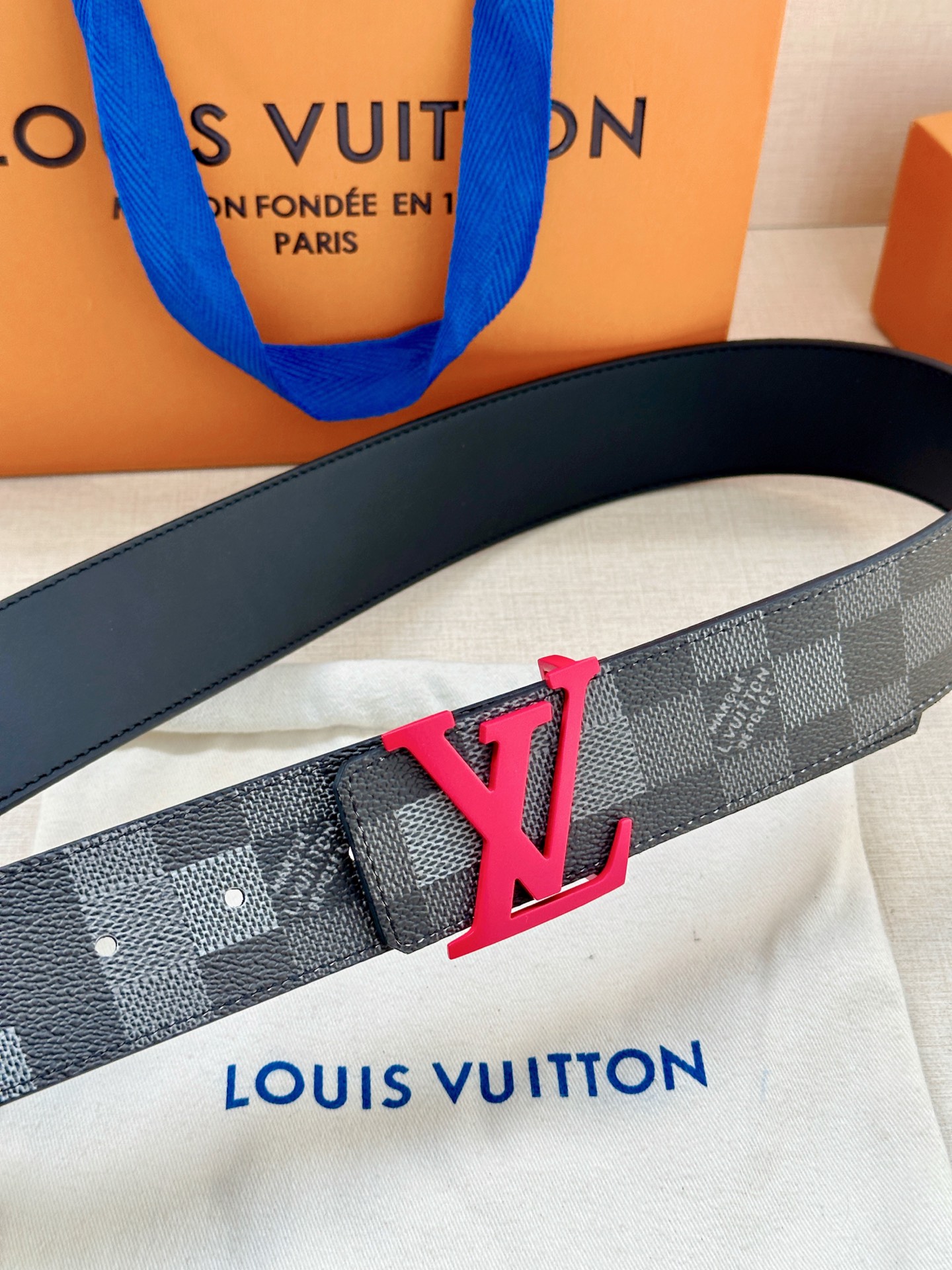LV 4.0宽Initiales Damoflage 双面腰带巧妙融入 Pharrell William