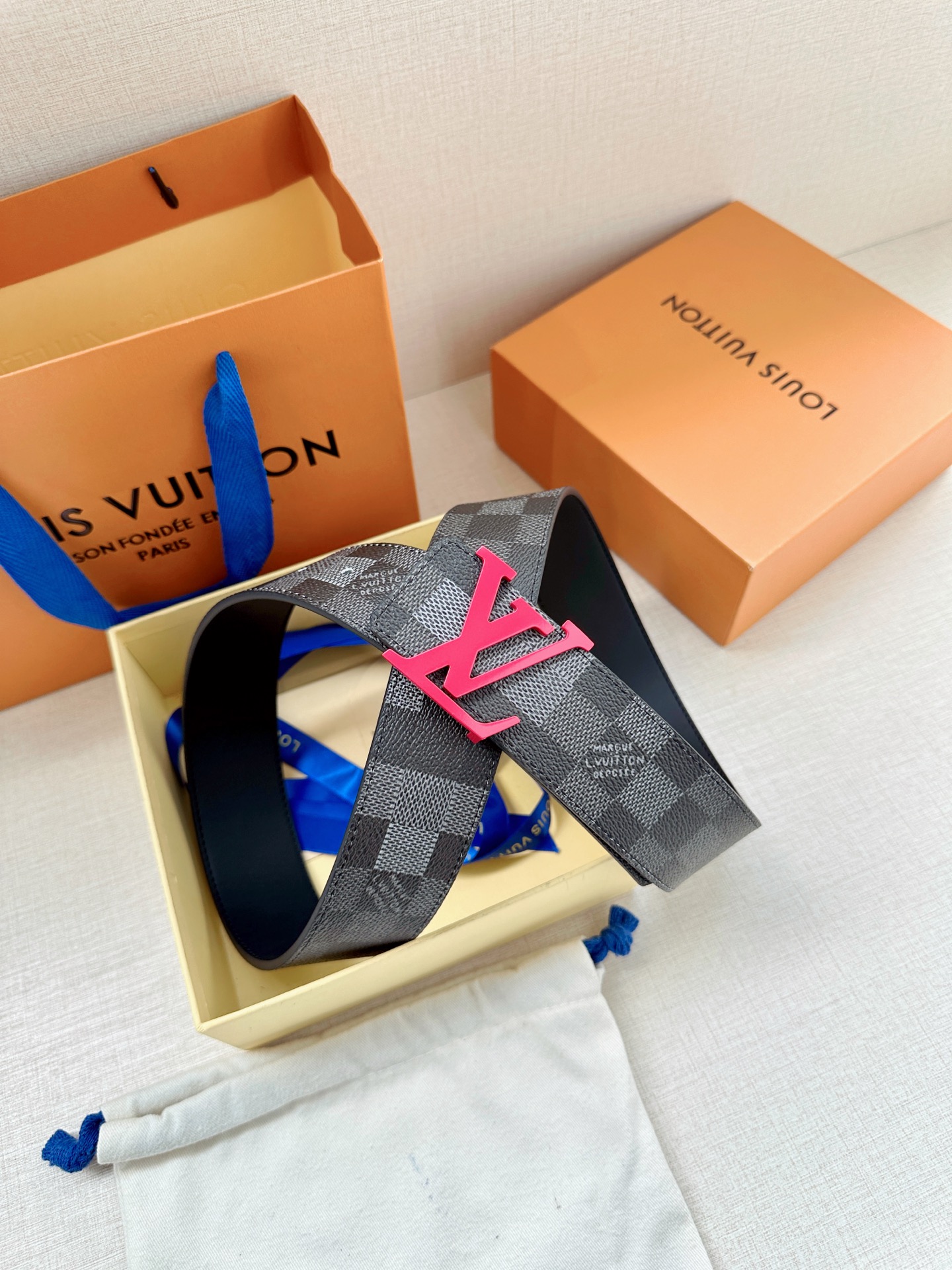 LV 4.0宽Initiales Damoflage 双面腰带巧妙融入 Pharrell William