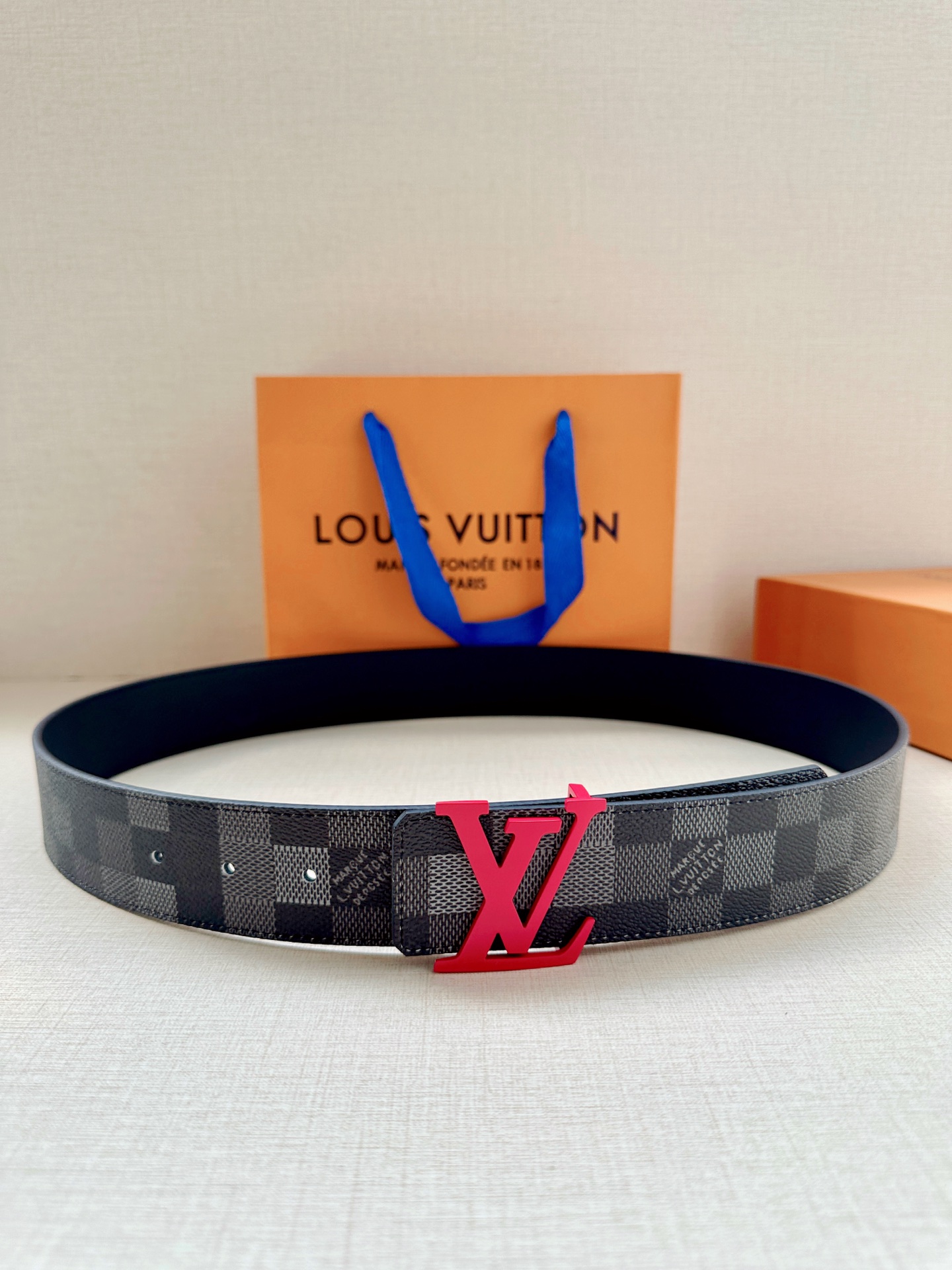 LV 4.0宽Initiales Damoflage 双面腰带巧妙融入 Pharrell William