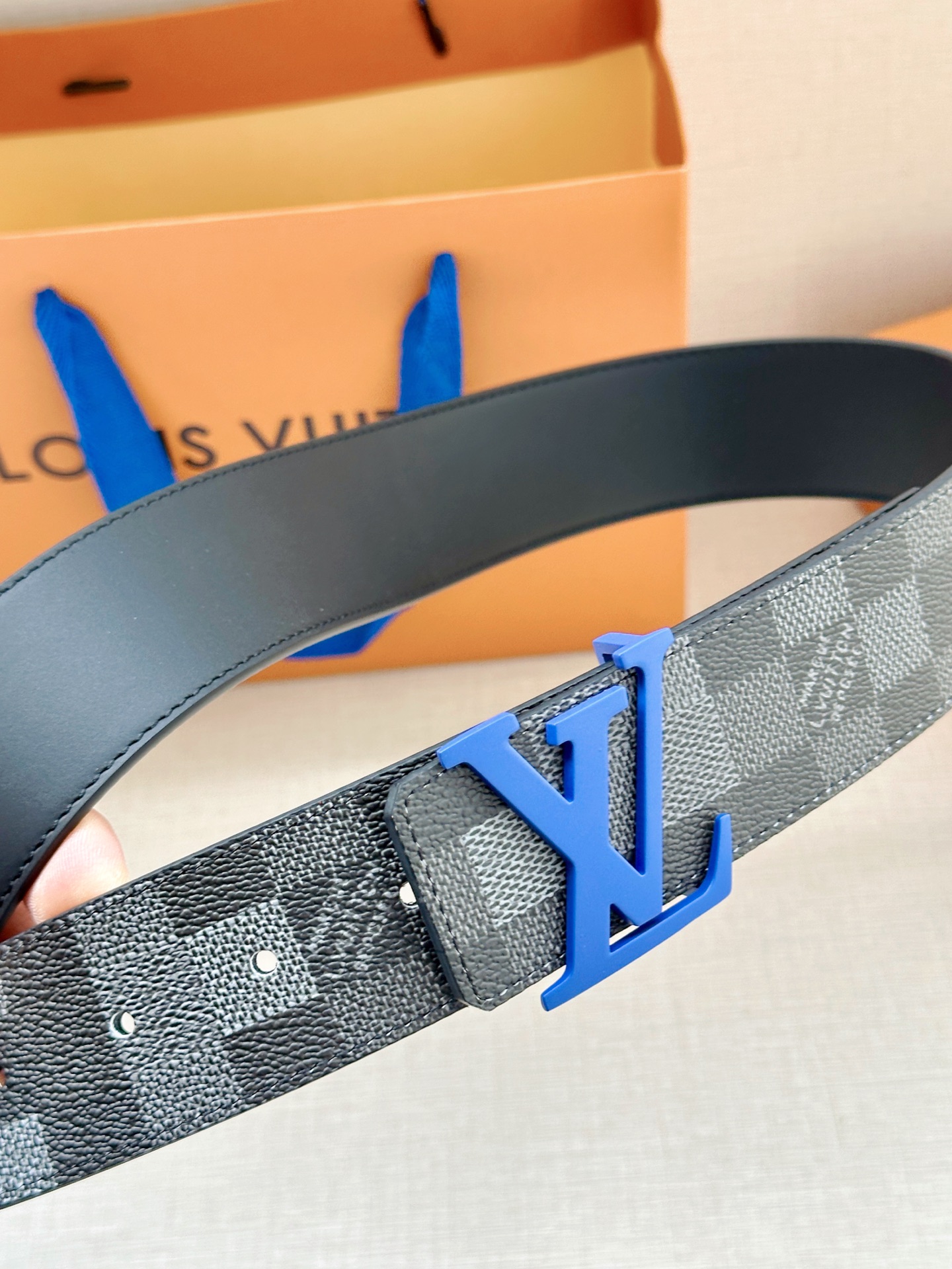 LV 4.0宽Initiales Damoflage 双面腰带巧妙融入 Pharrell William